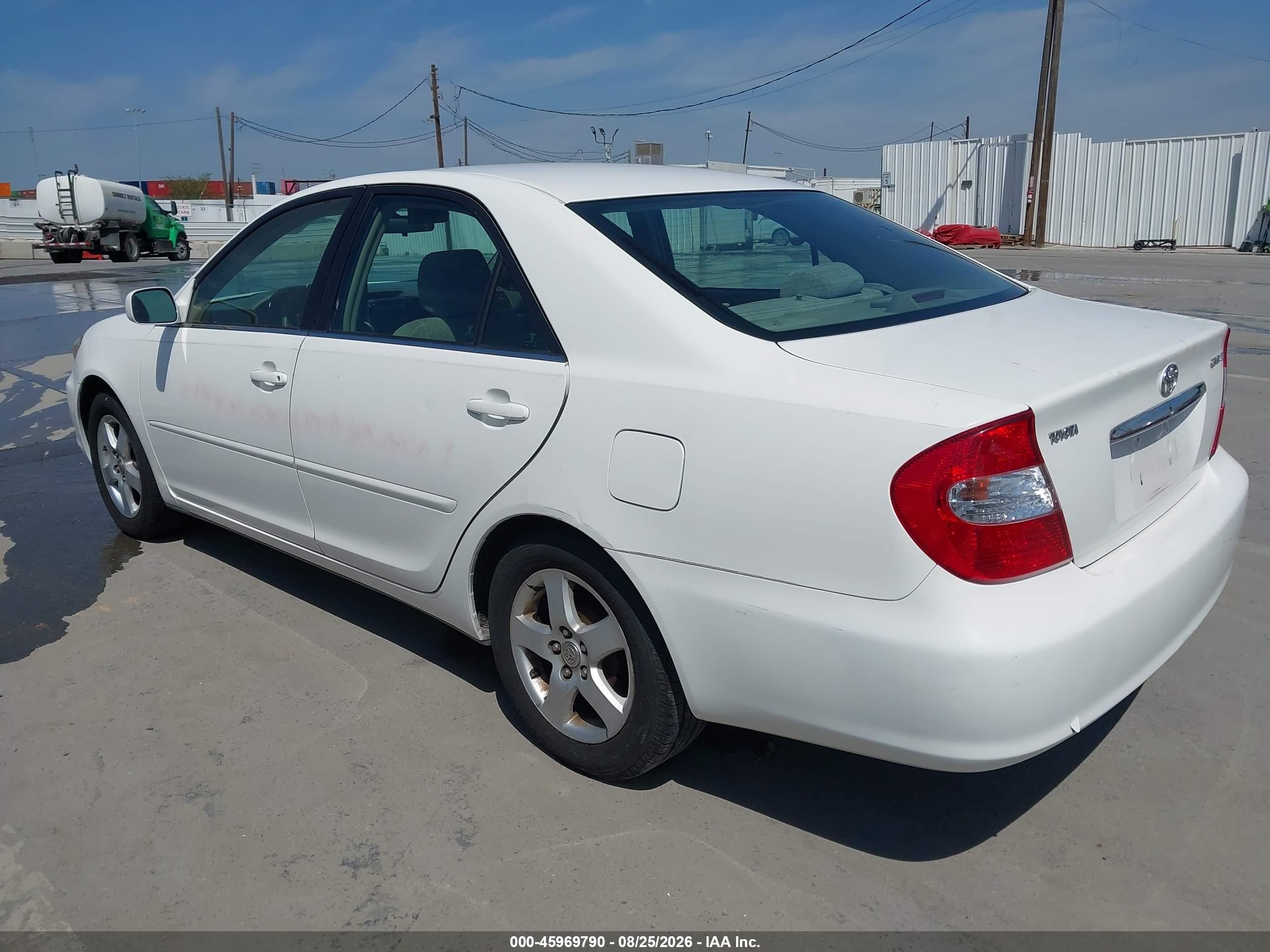 2002 Toyota Camry Le White vin: 4T1BE32KX2U014604