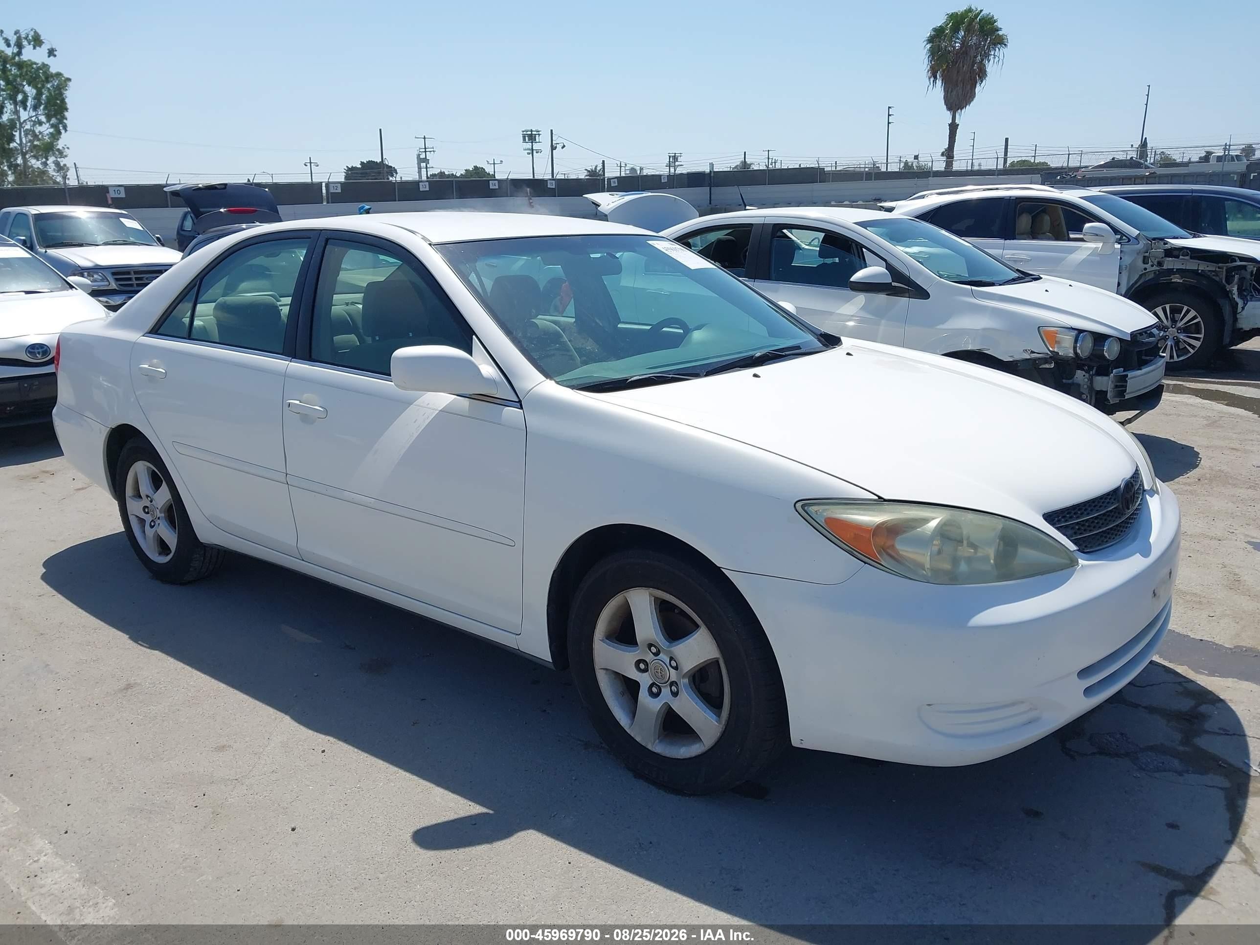 2002 Toyota Camry Le White vin: 4T1BE32KX2U014604