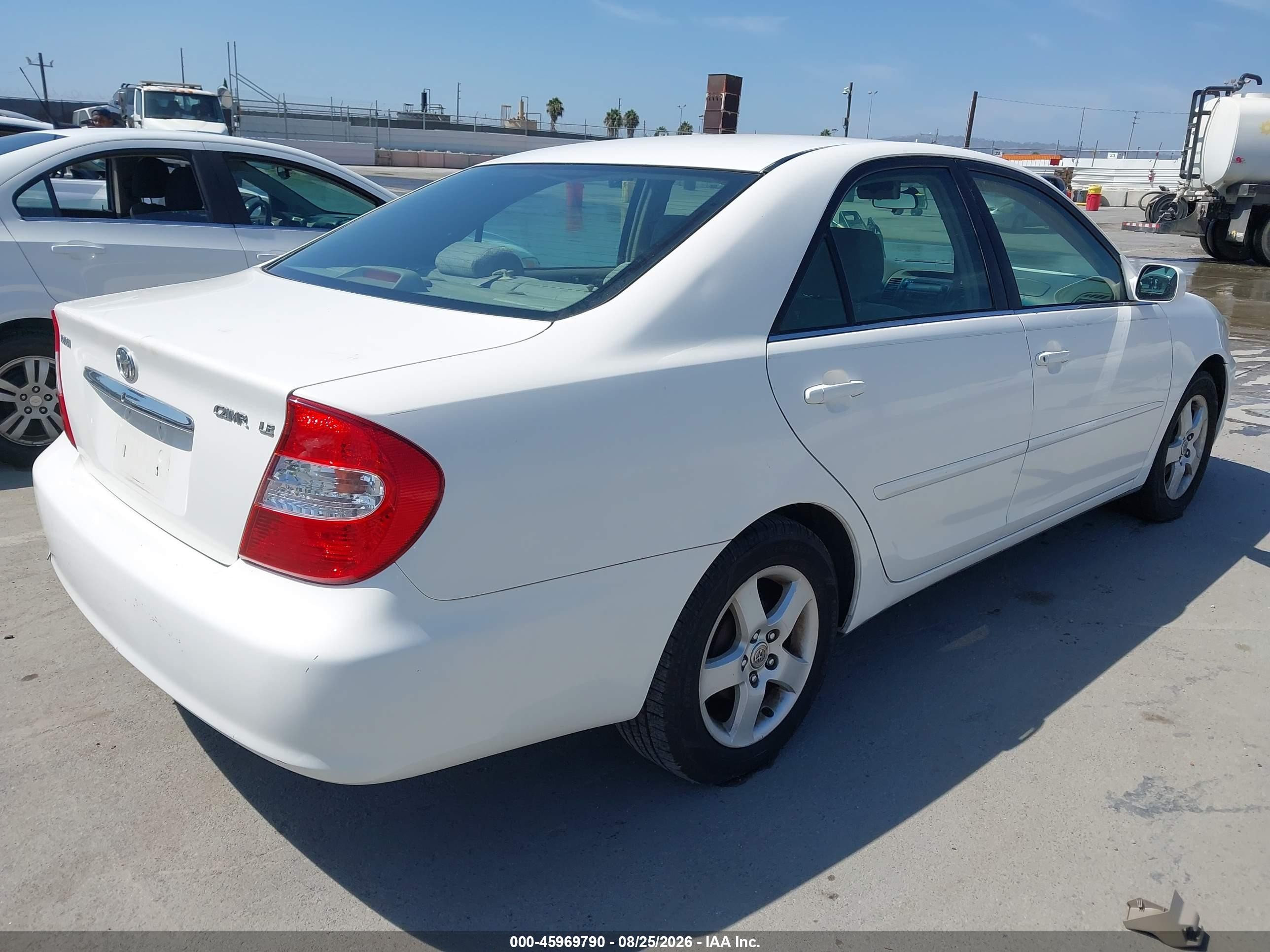 2002 Toyota Camry Le White vin: 4T1BE32KX2U014604