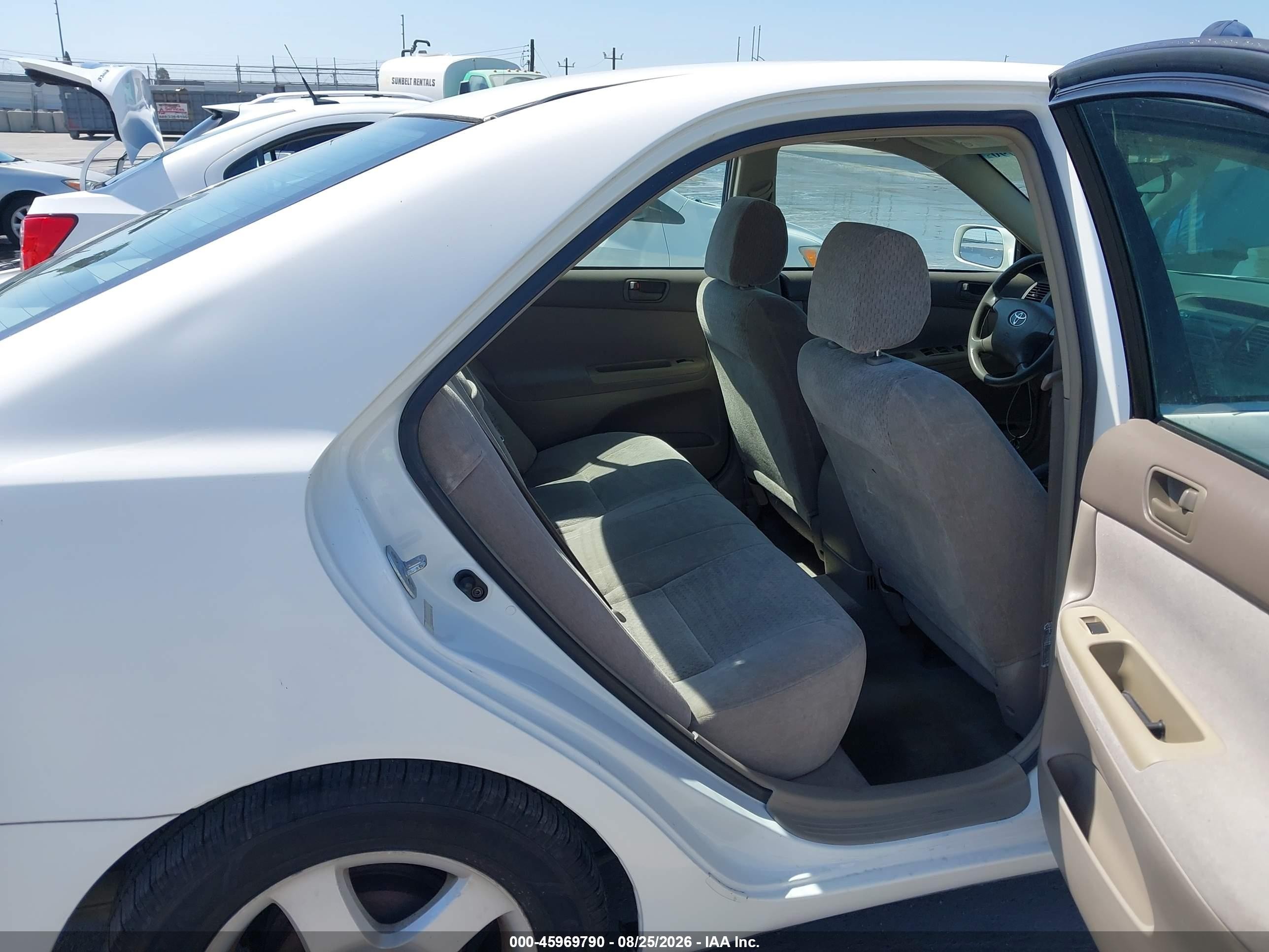 2002 Toyota Camry Le White vin: 4T1BE32KX2U014604