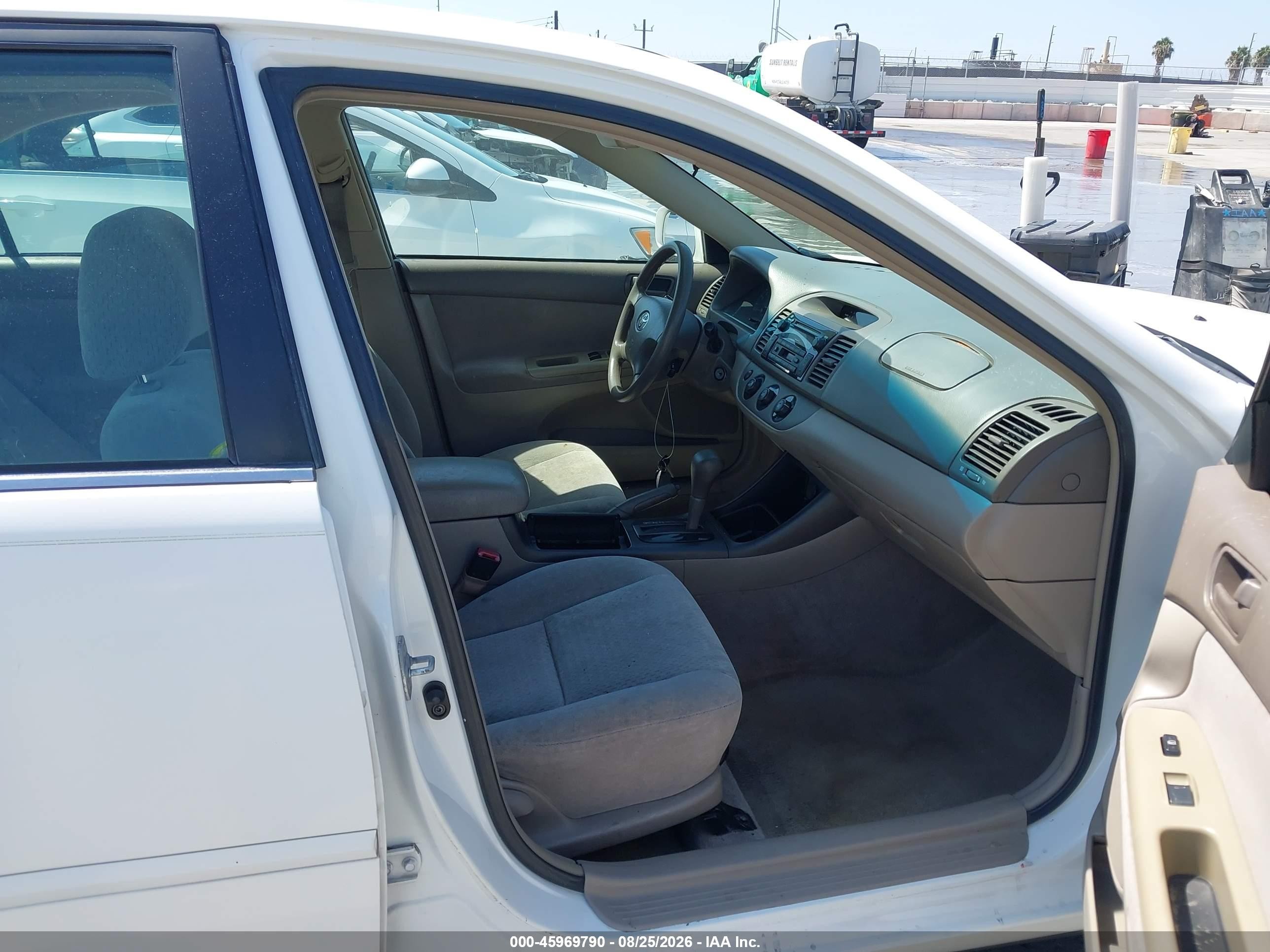 2002 Toyota Camry Le White vin: 4T1BE32KX2U014604