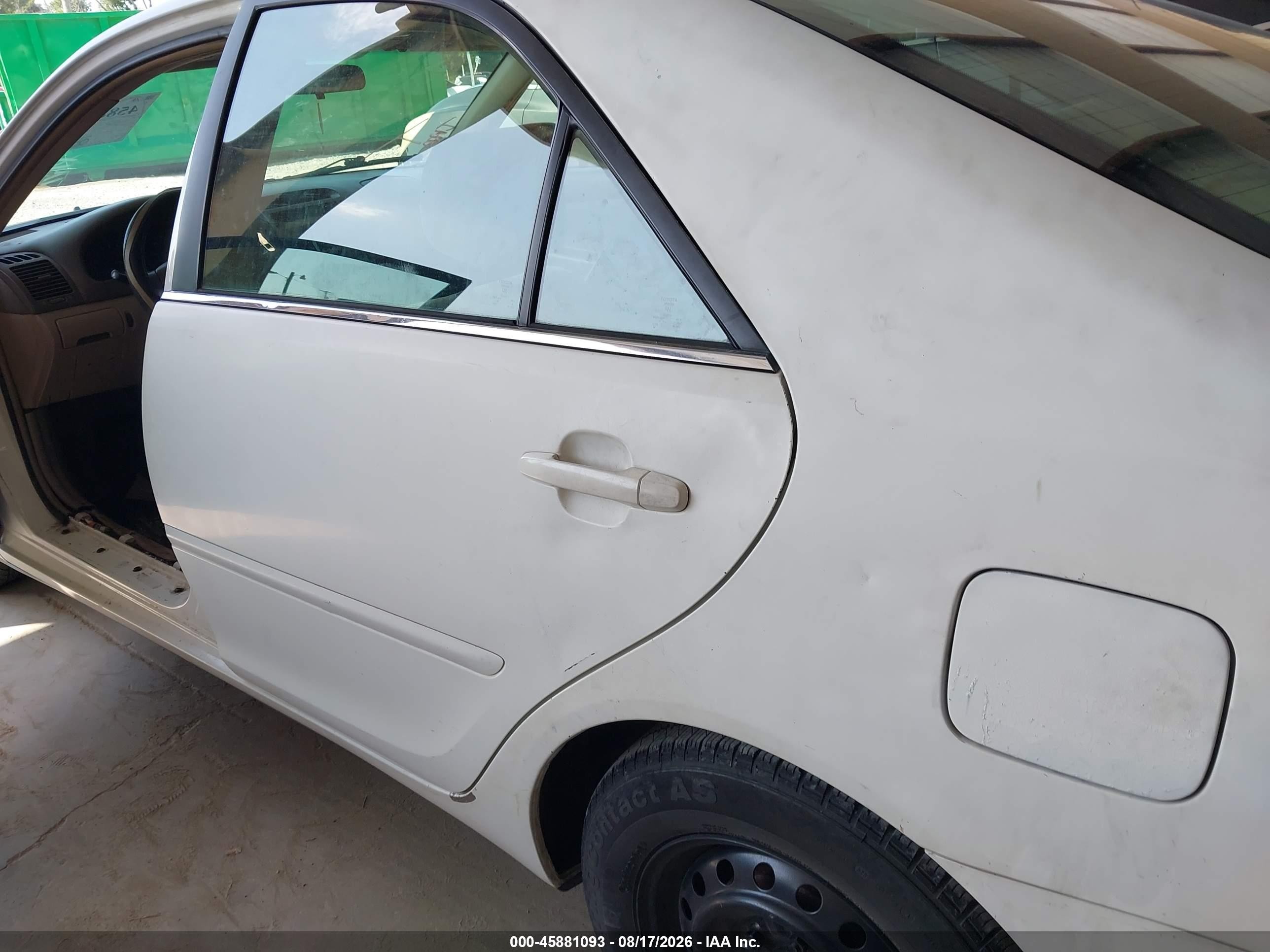 2002 Toyota Camry Le White vin: 4T1BE32KX2U078089