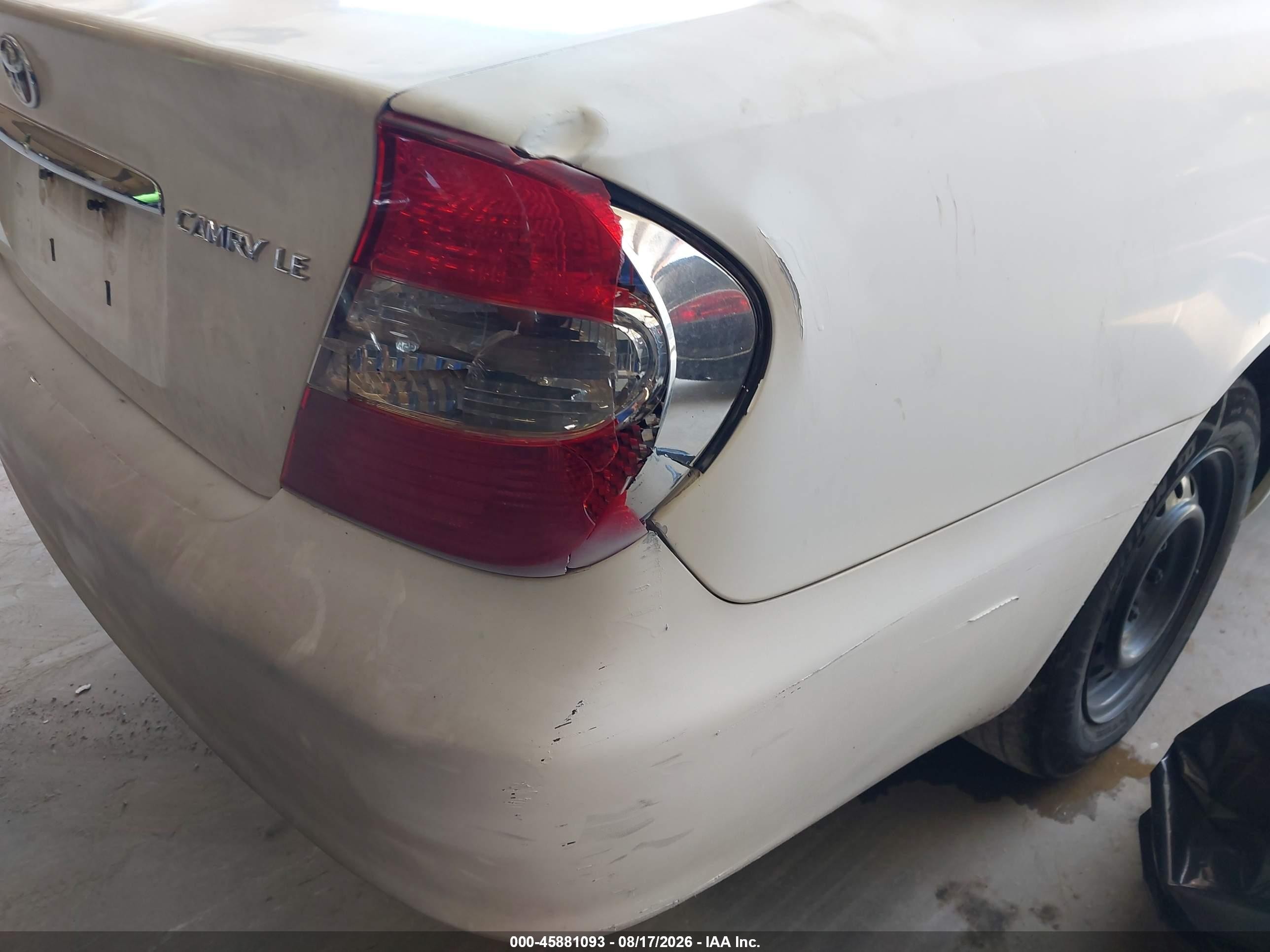 2002 Toyota Camry Le White vin: 4T1BE32KX2U078089
