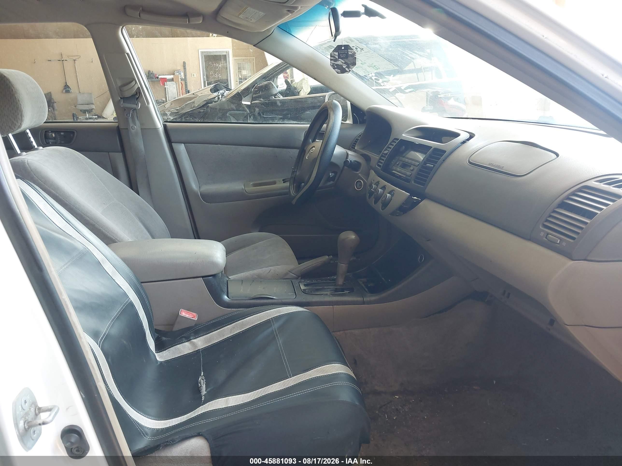 2002 Toyota Camry Le White vin: 4T1BE32KX2U078089
