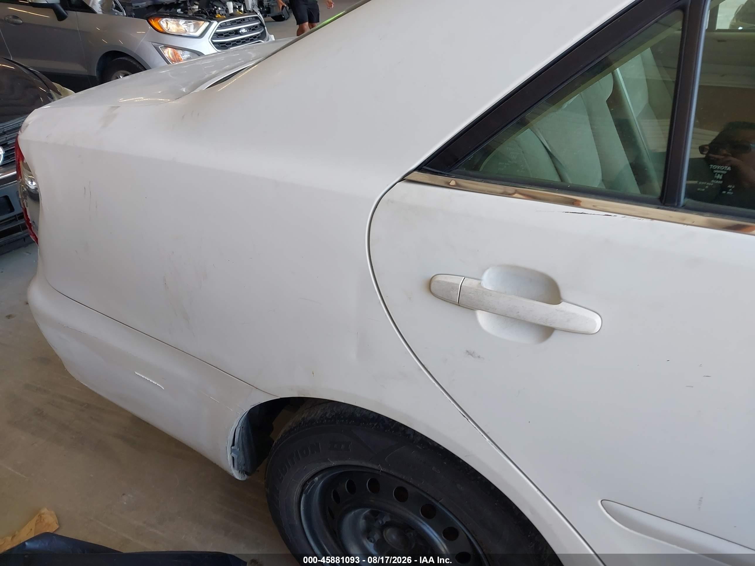 2002 Toyota Camry Le White vin: 4T1BE32KX2U078089
