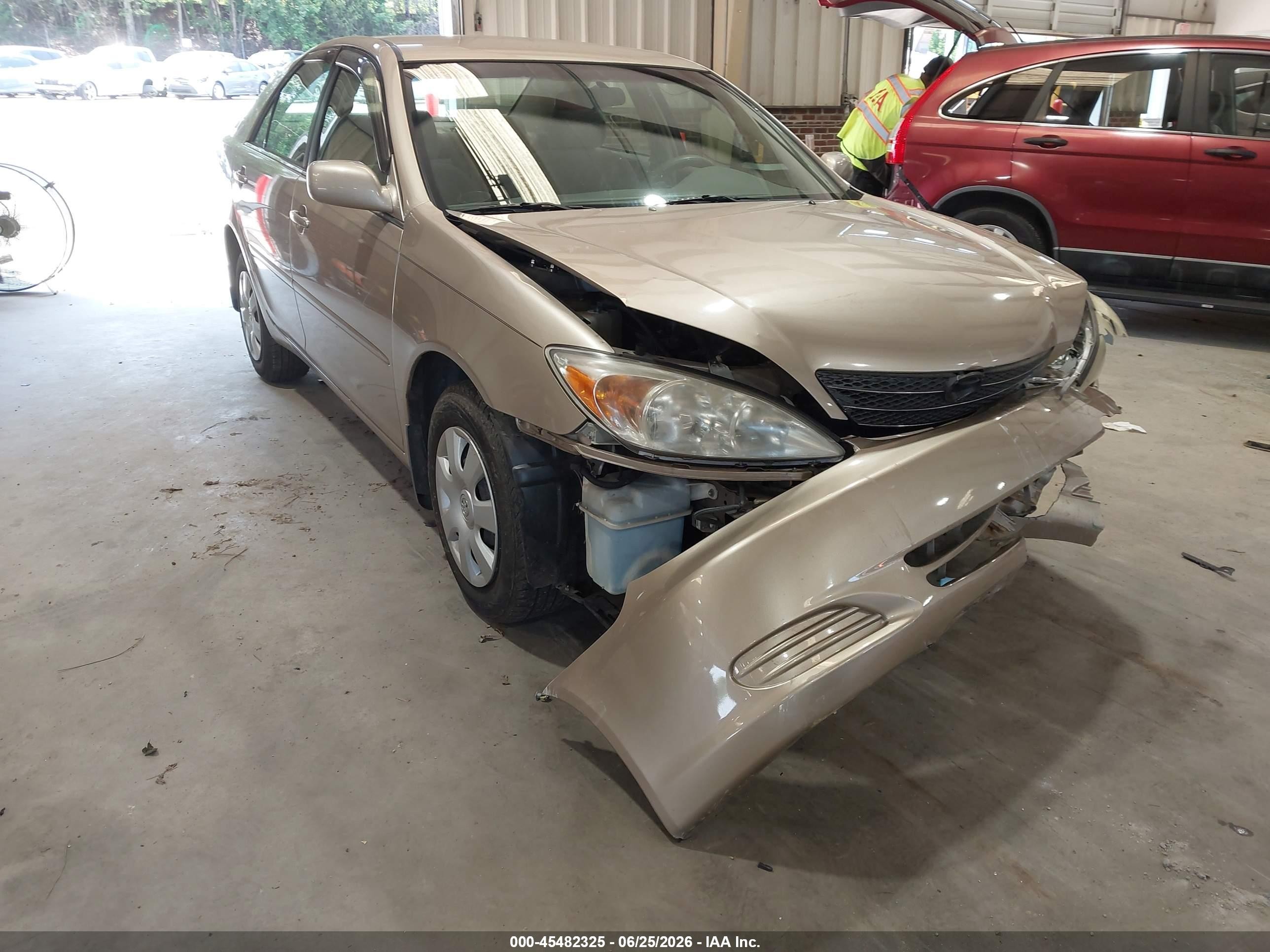 2002 Toyota Camry Le Gold vin: 4T1BE32KX2U113438