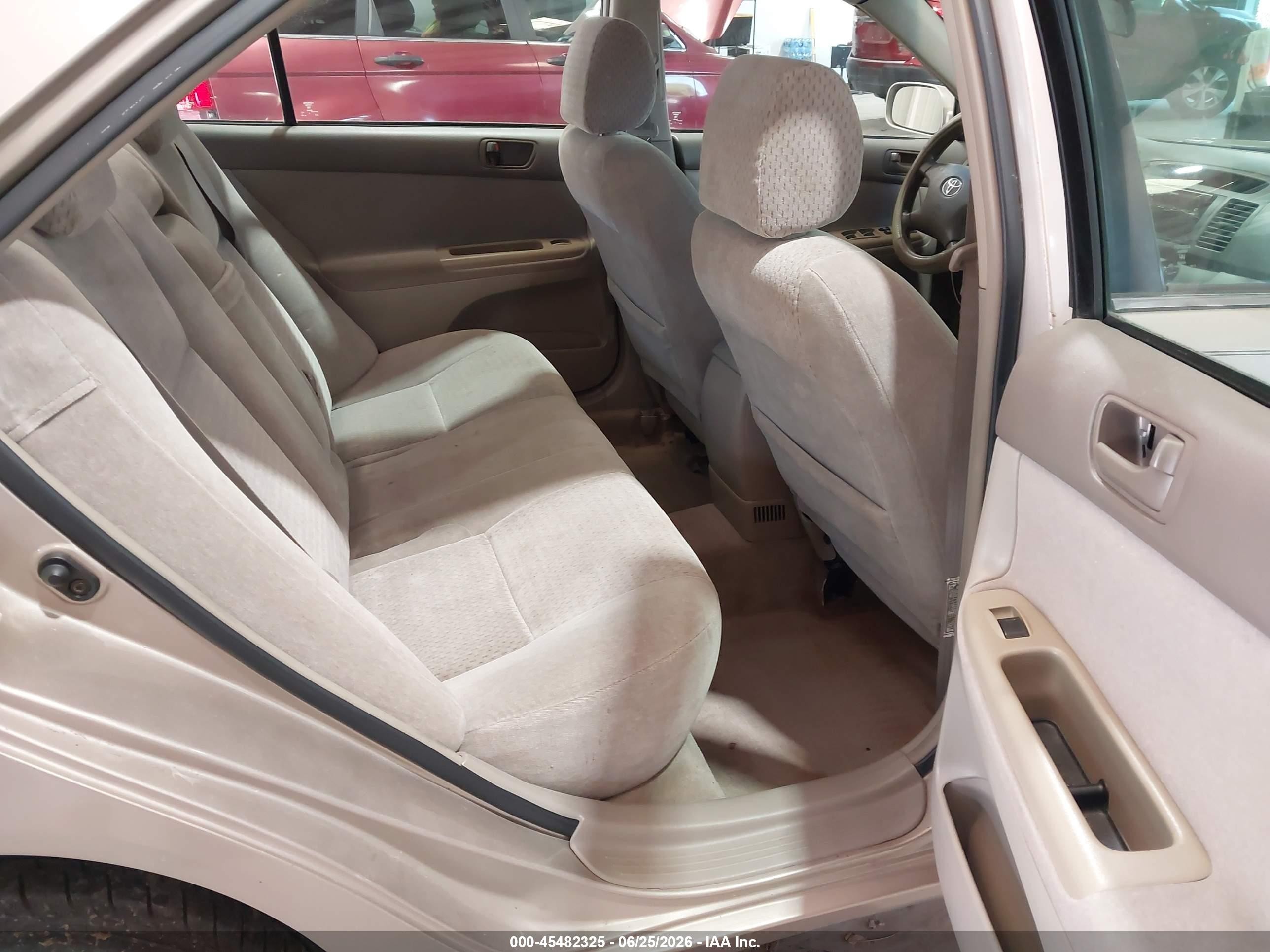 2002 Toyota Camry Le Gold vin: 4T1BE32KX2U113438