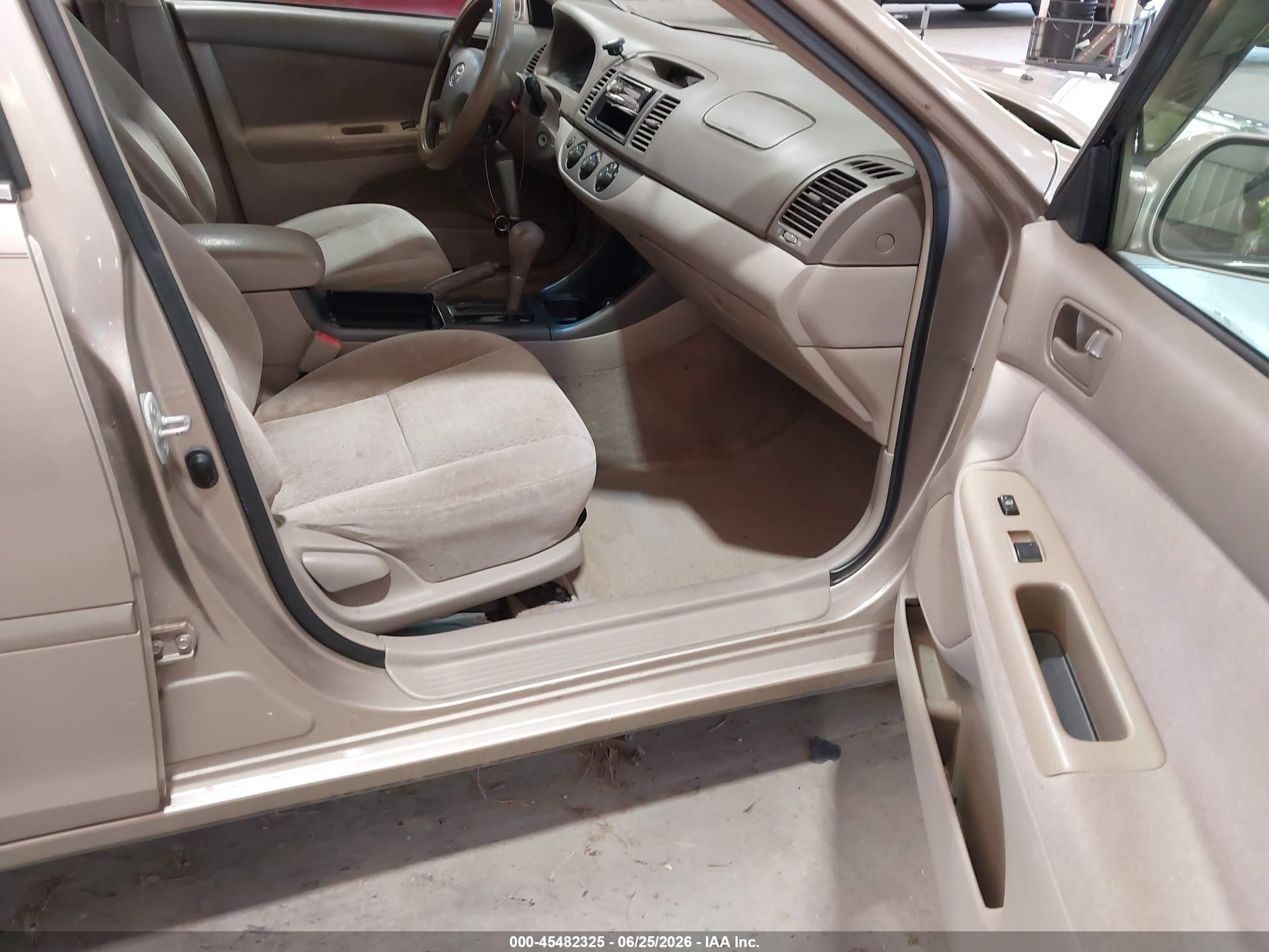 2002 Toyota Camry Le Gold vin: 4T1BE32KX2U113438