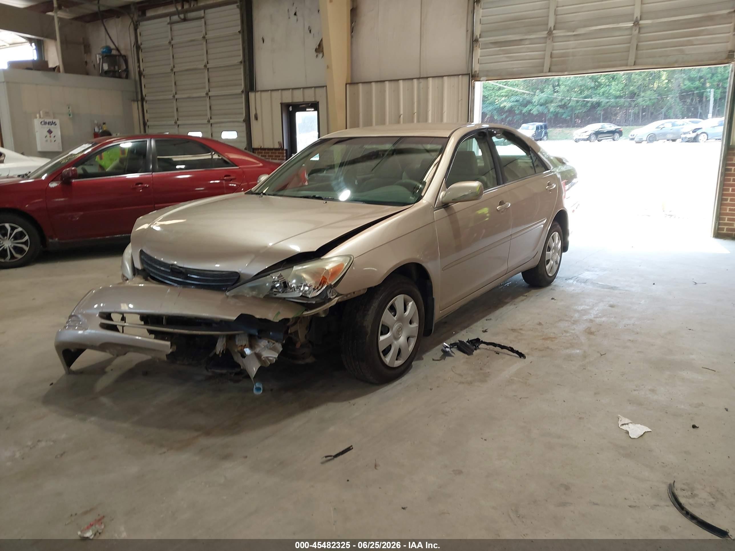 2002 Toyota Camry Le Gold vin: 4T1BE32KX2U113438