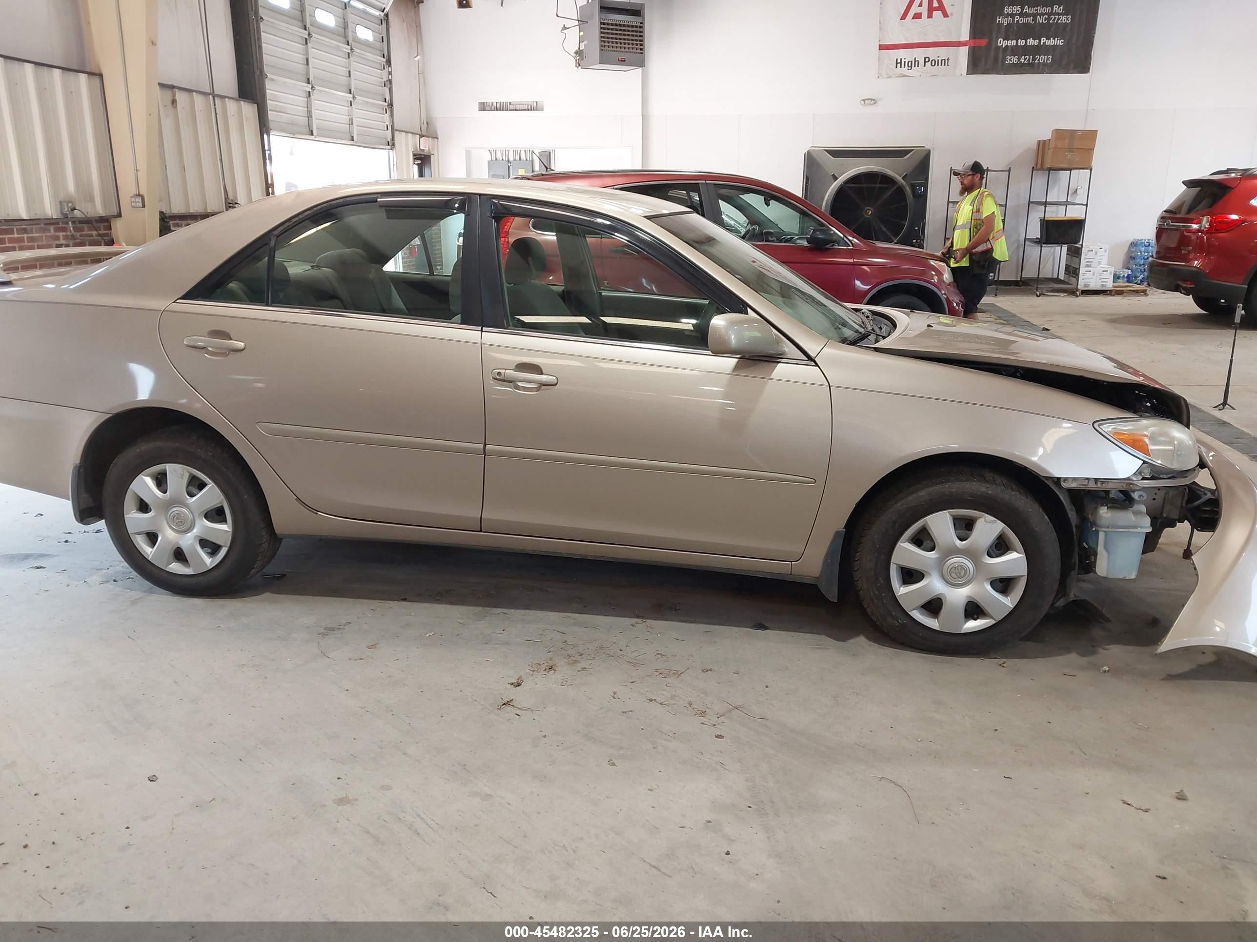 2002 Toyota Camry Le Gold vin: 4T1BE32KX2U113438