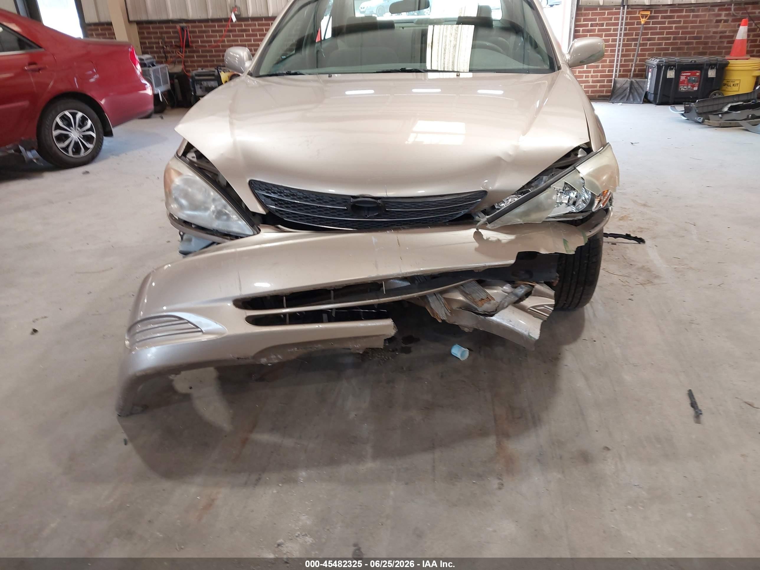 2002 Toyota Camry Le Gold vin: 4T1BE32KX2U113438