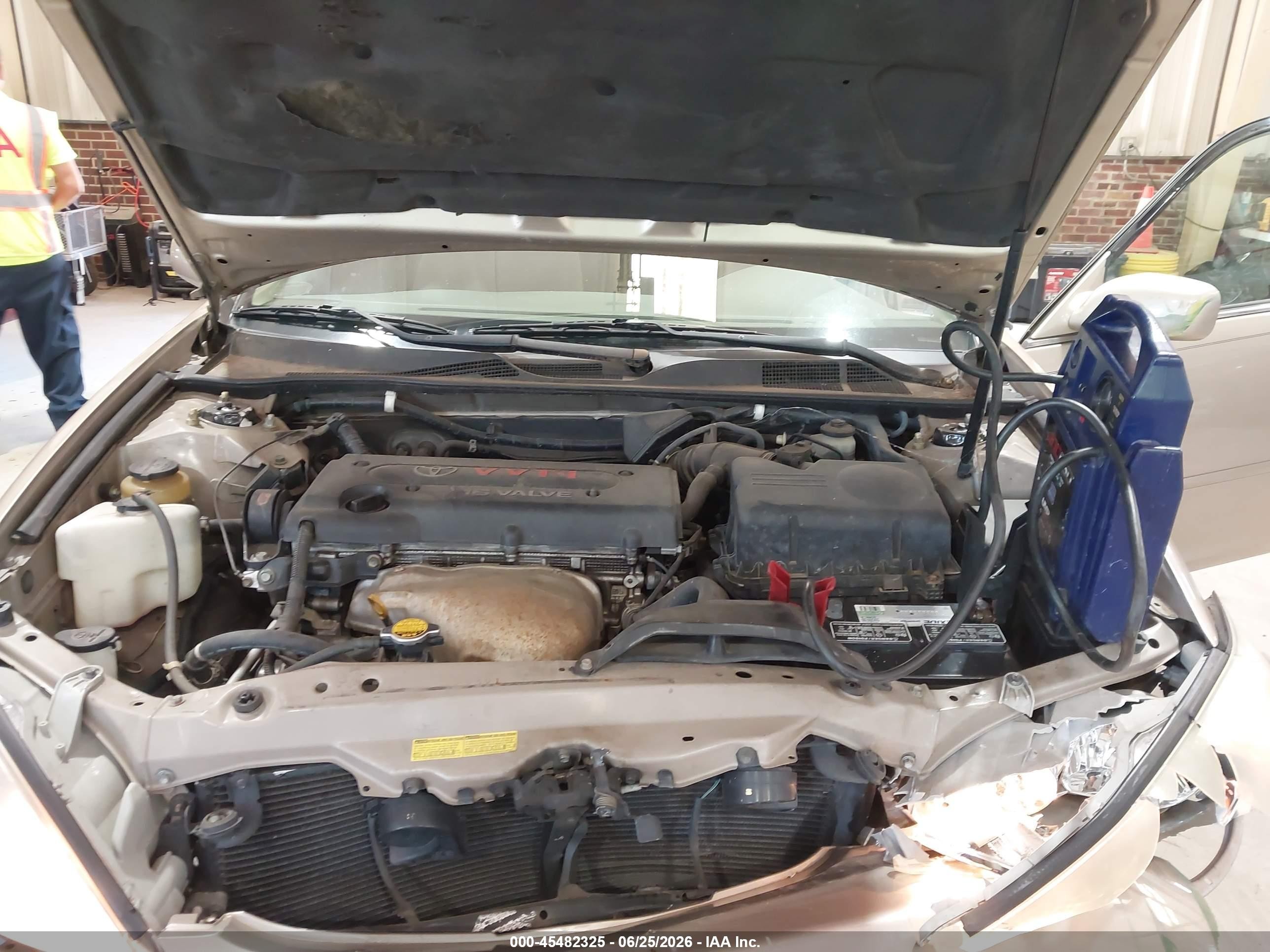 2002 Toyota Camry Le Gold vin: 4T1BE32KX2U113438