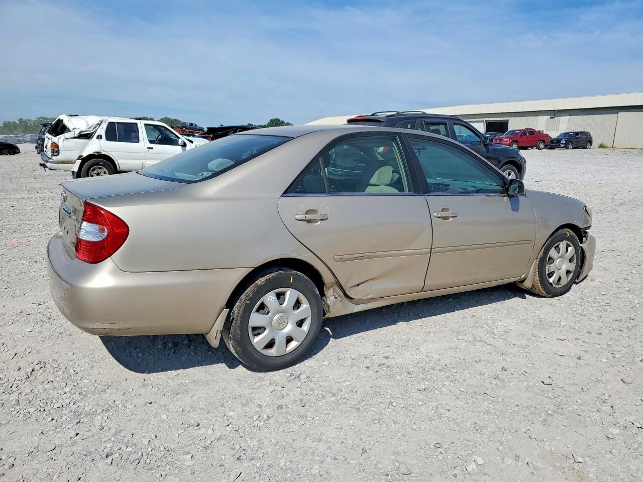 2002 Toyota Camry Le Gold vin: 4T1BE32KX2U577278
