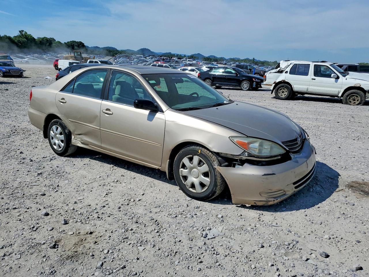 2002 Toyota Camry Le Gold vin: 4T1BE32KX2U577278
