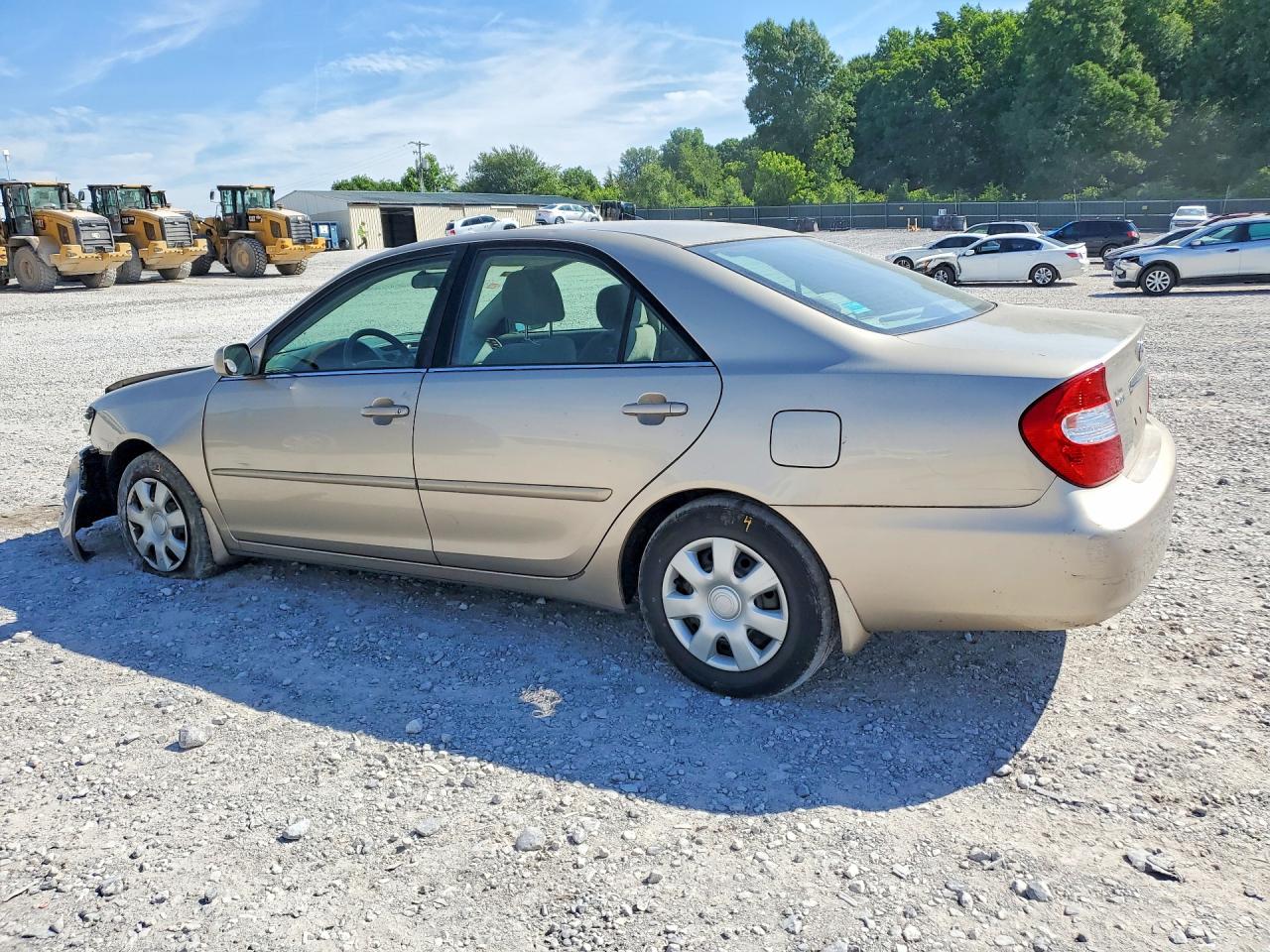 2002 Toyota Camry Le Gold vin: 4T1BE32KX2U577278