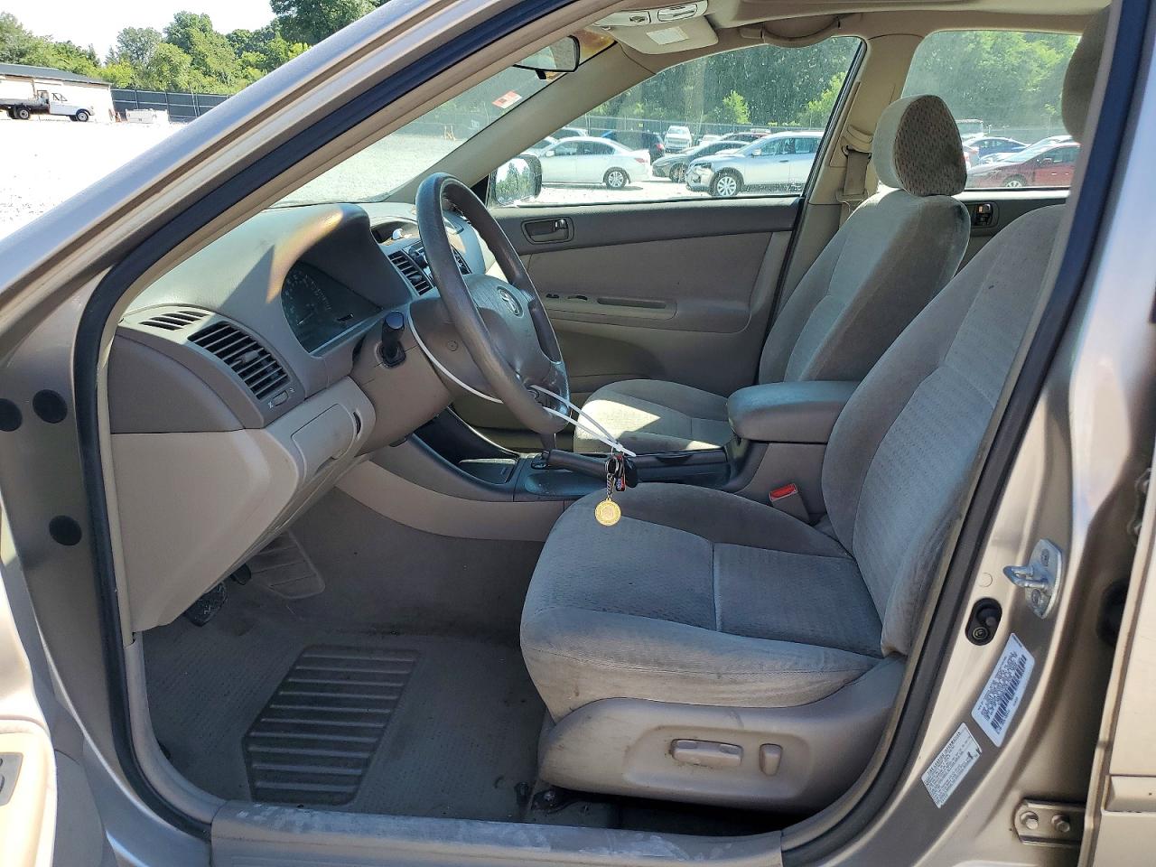 2002 Toyota Camry Le Gold vin: 4T1BE32KX2U577278