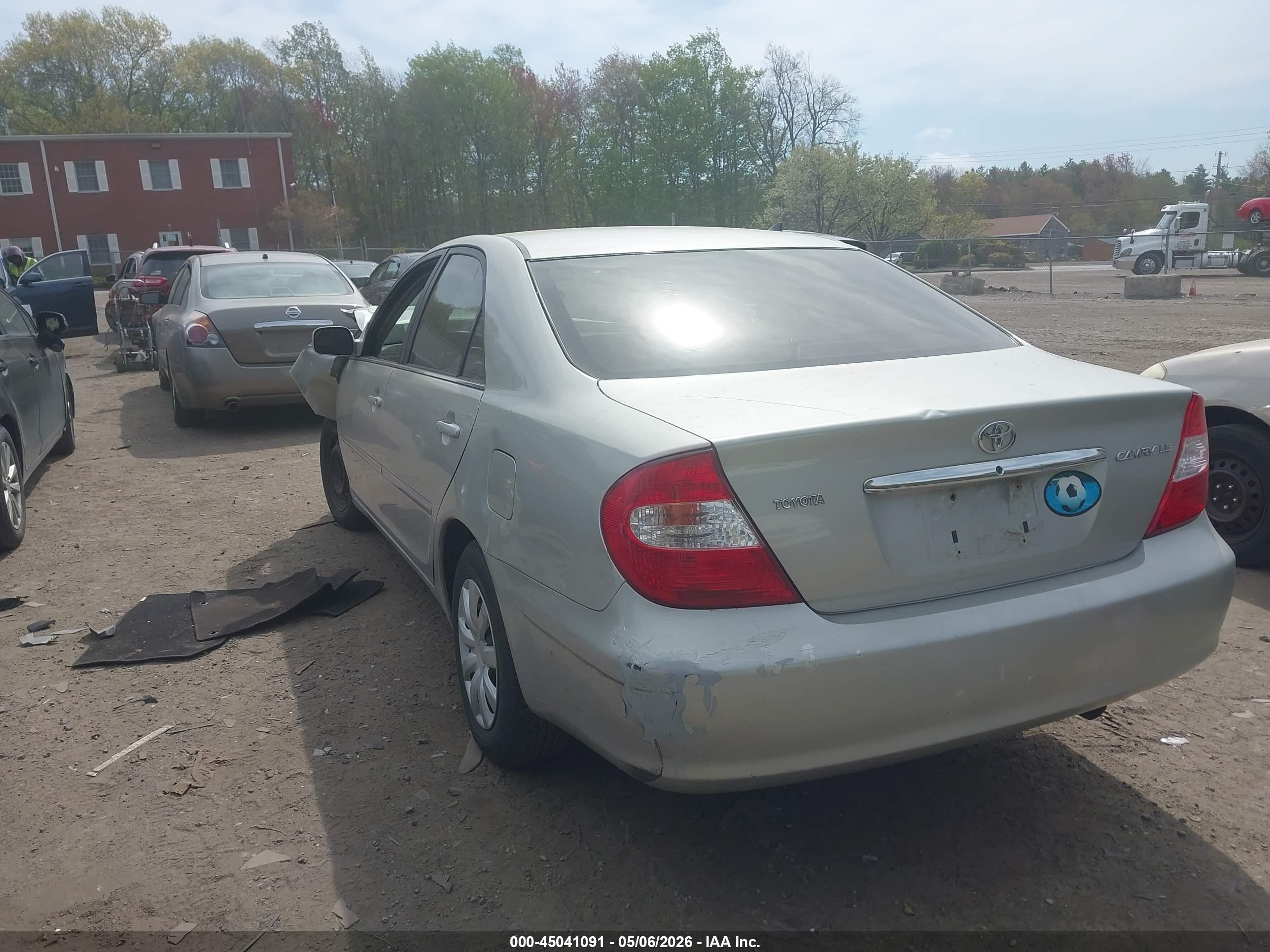 2004 Toyota Camry Le Silver vin: 4T1BE32KX4U266291