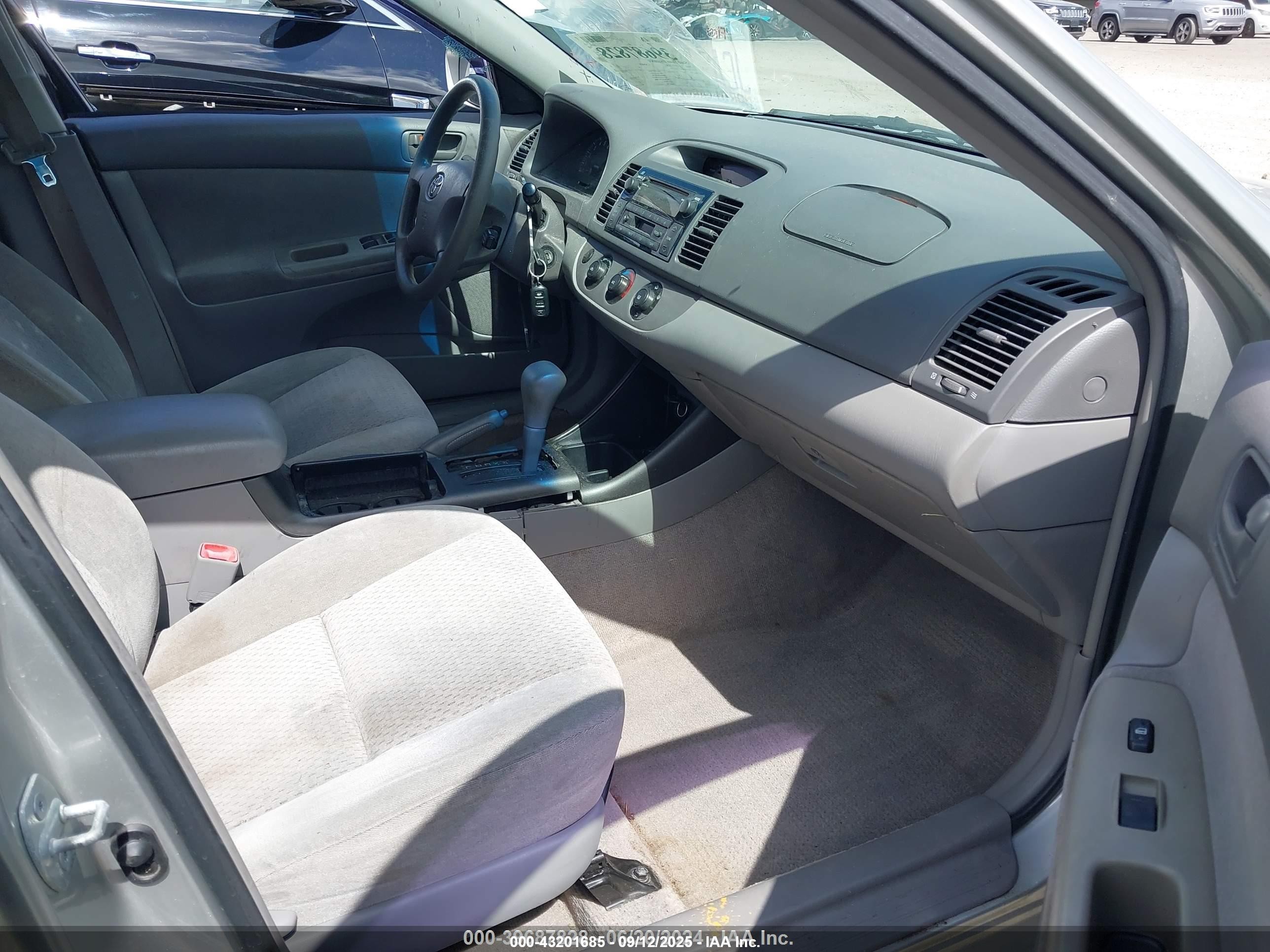 2004 Toyota Camry Le Silver vin: 4T1BE32KX4U271202