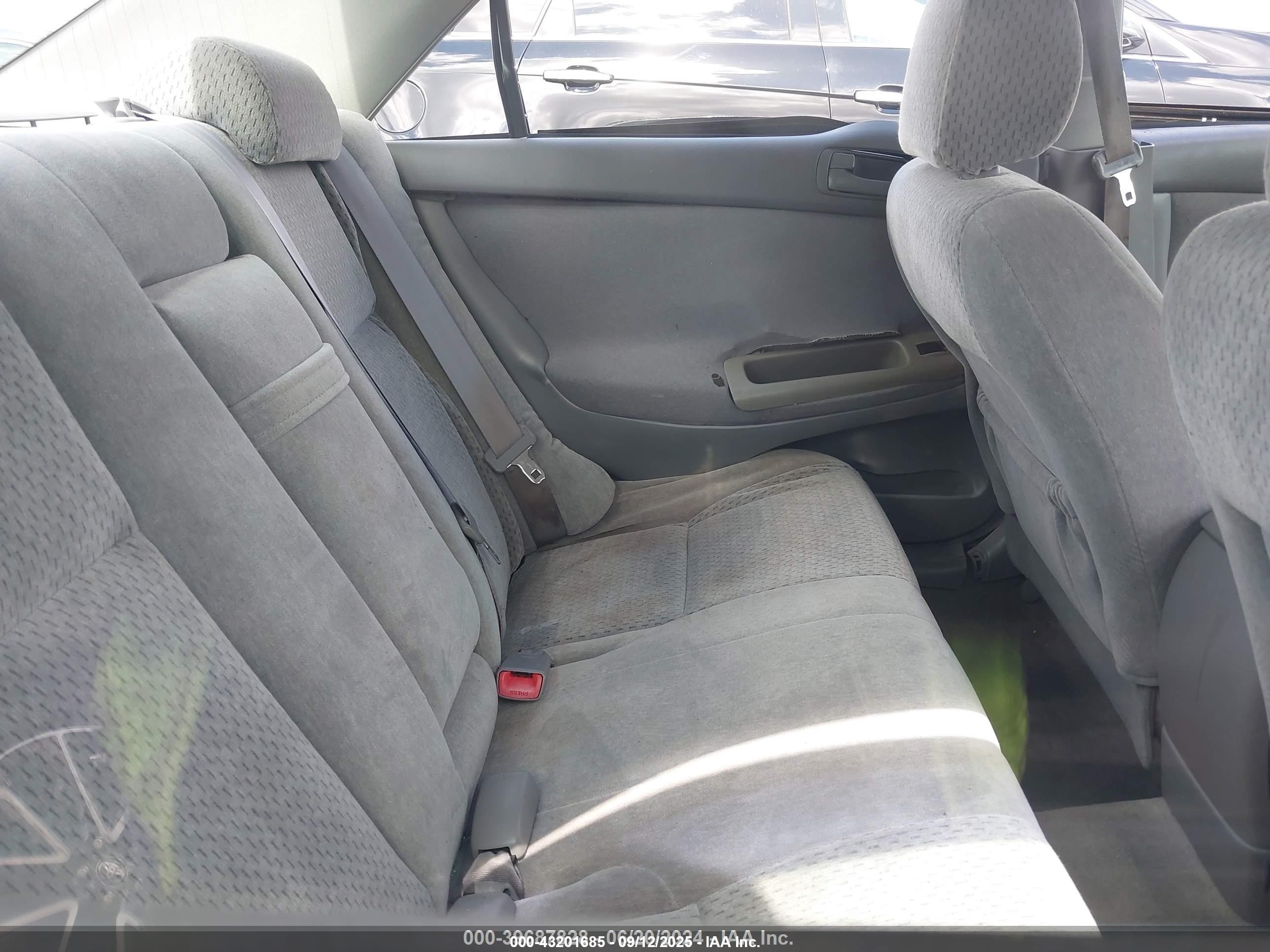 2004 Toyota Camry Le Silver vin: 4T1BE32KX4U271202