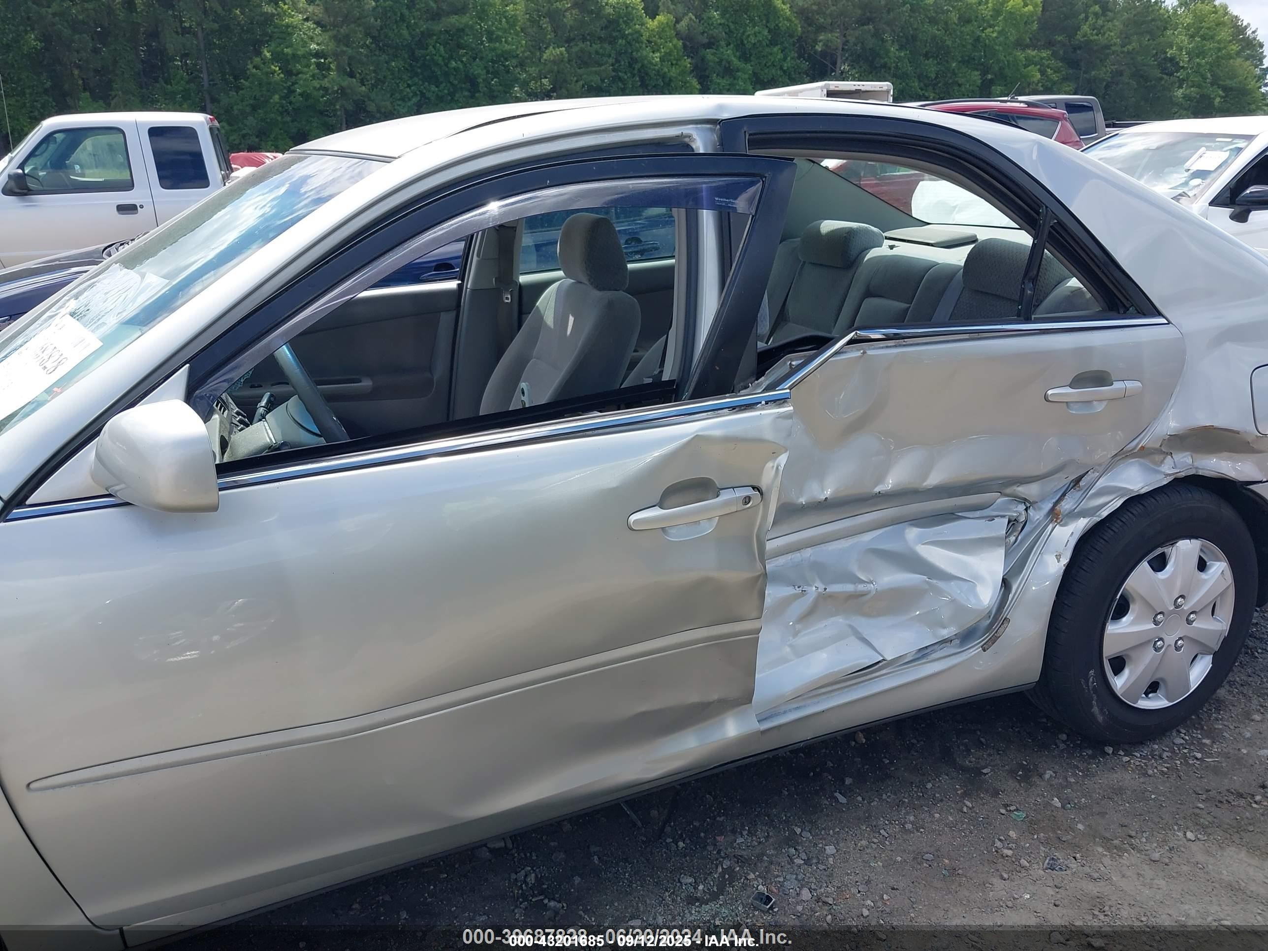 2004 Toyota Camry Le Silver vin: 4T1BE32KX4U271202
