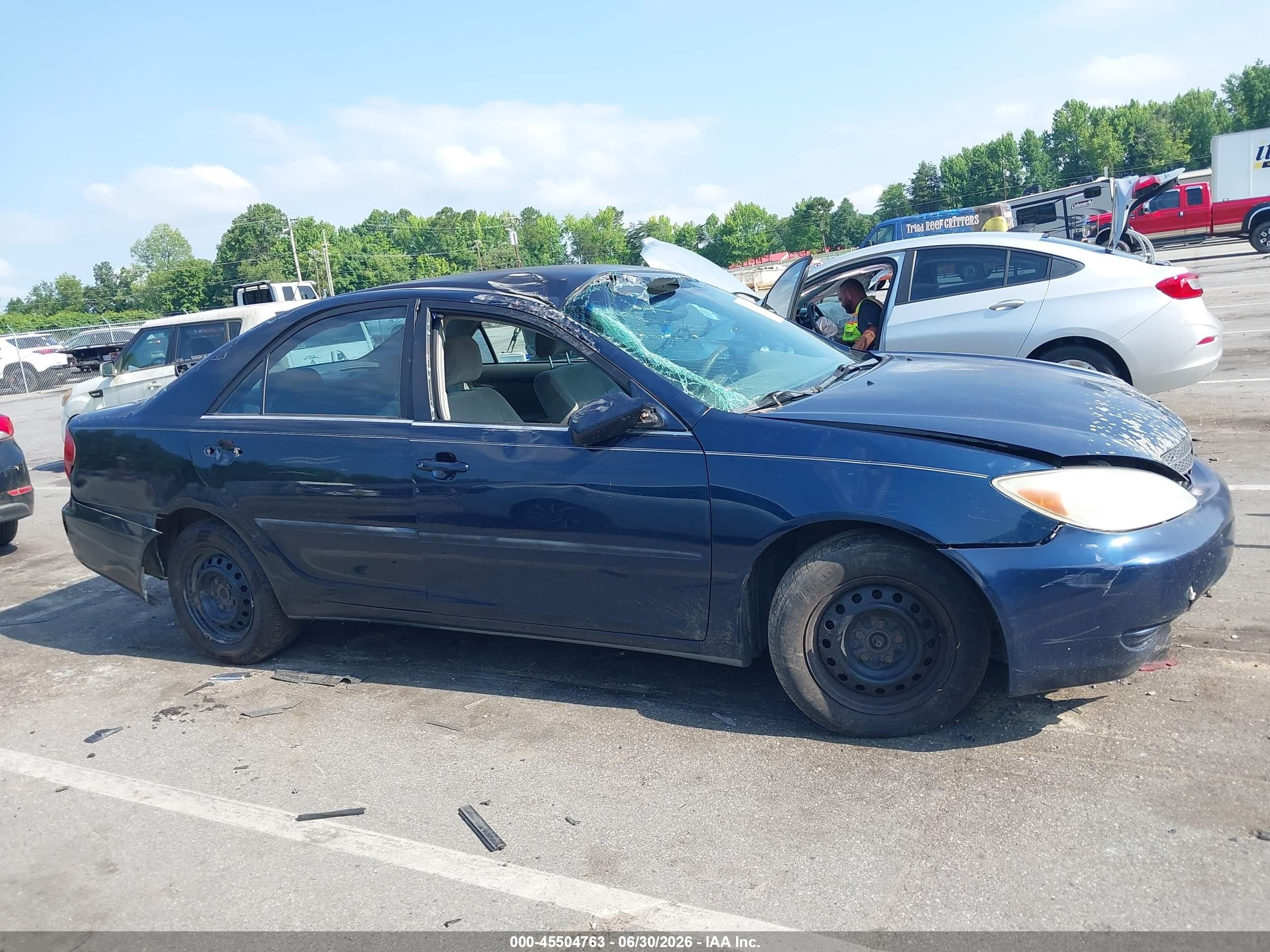 2004 Toyota Camry Le Blue vin: 4T1BE32KX4U314842