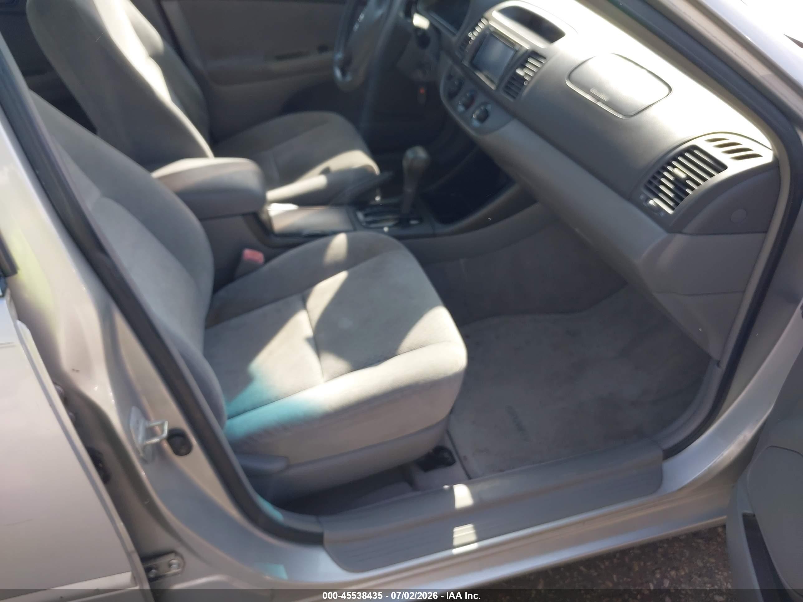 2004 Toyota Camry Le Silver vin: 4T1BE32KX4U350921