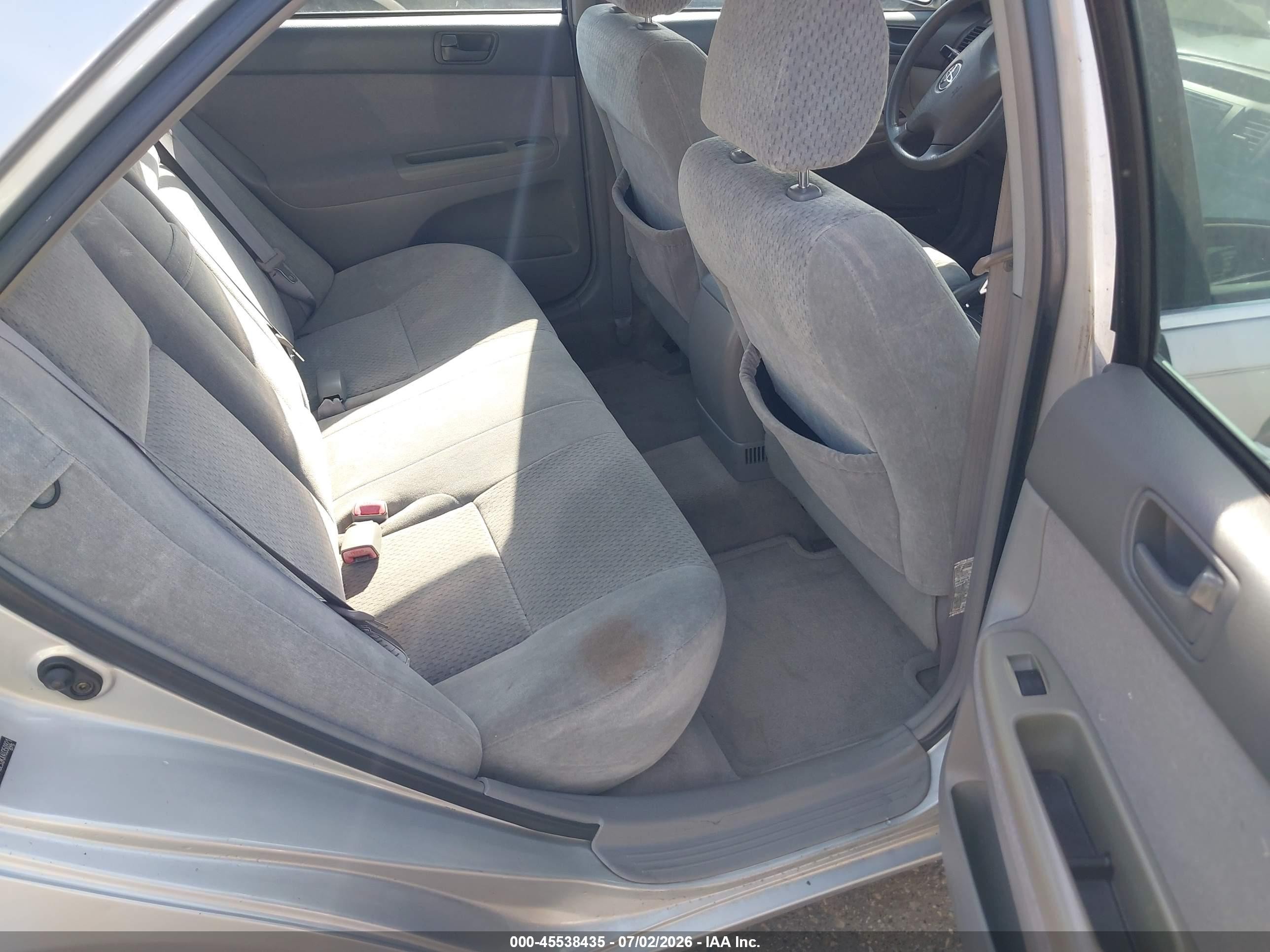 2004 Toyota Camry Le Silver vin: 4T1BE32KX4U350921
