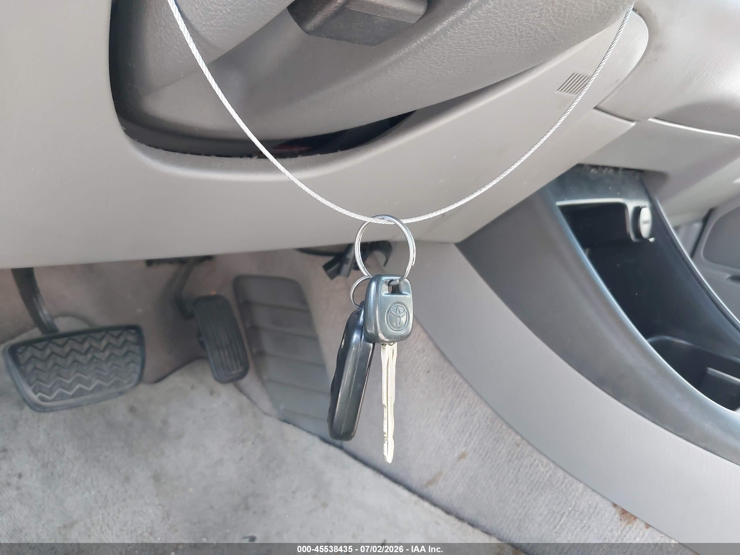 2004 Toyota Camry Le Silver vin: 4T1BE32KX4U350921