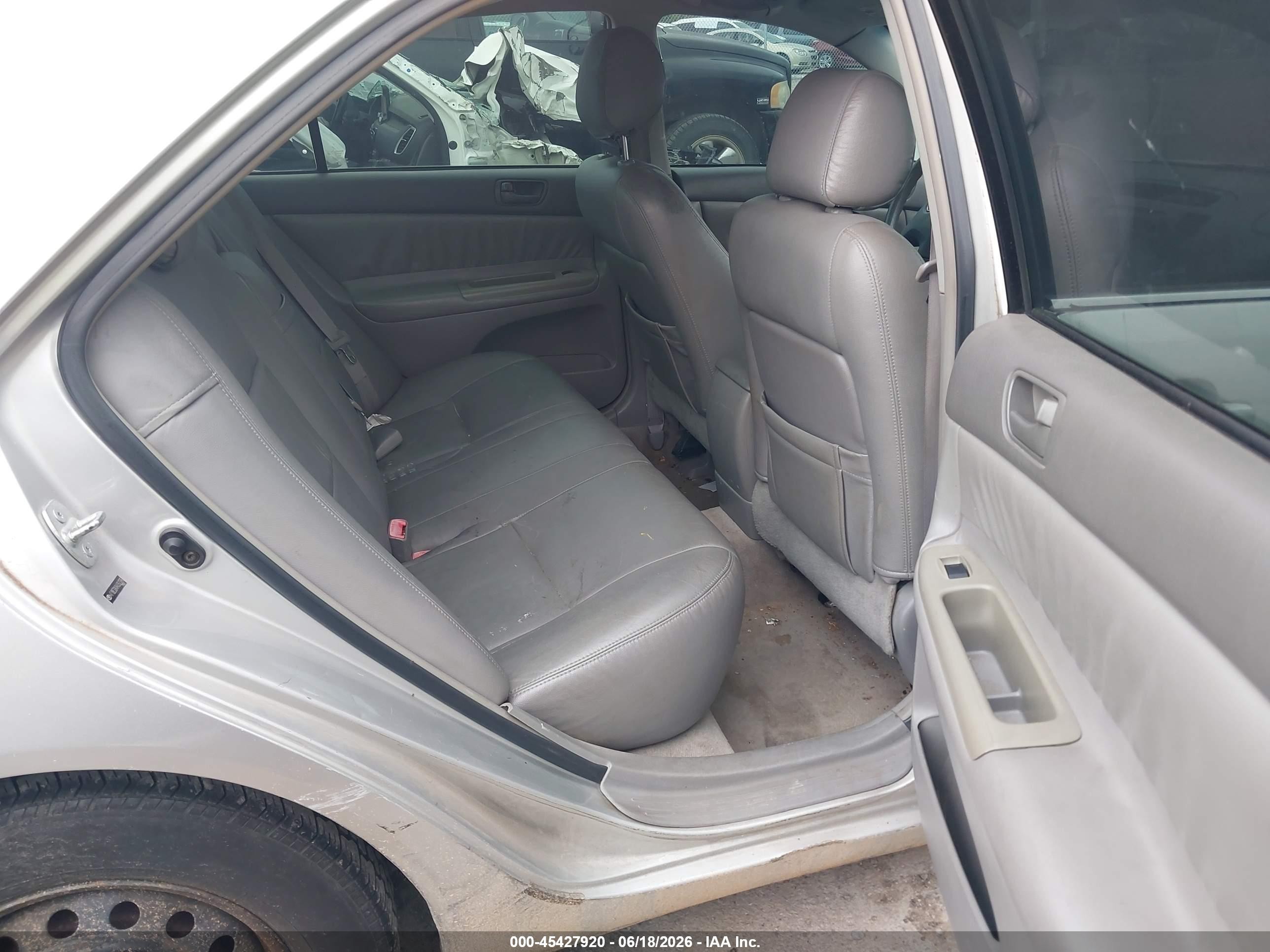 2004 Toyota Camry Le Silver vin: 4T1BE32KX4U352376