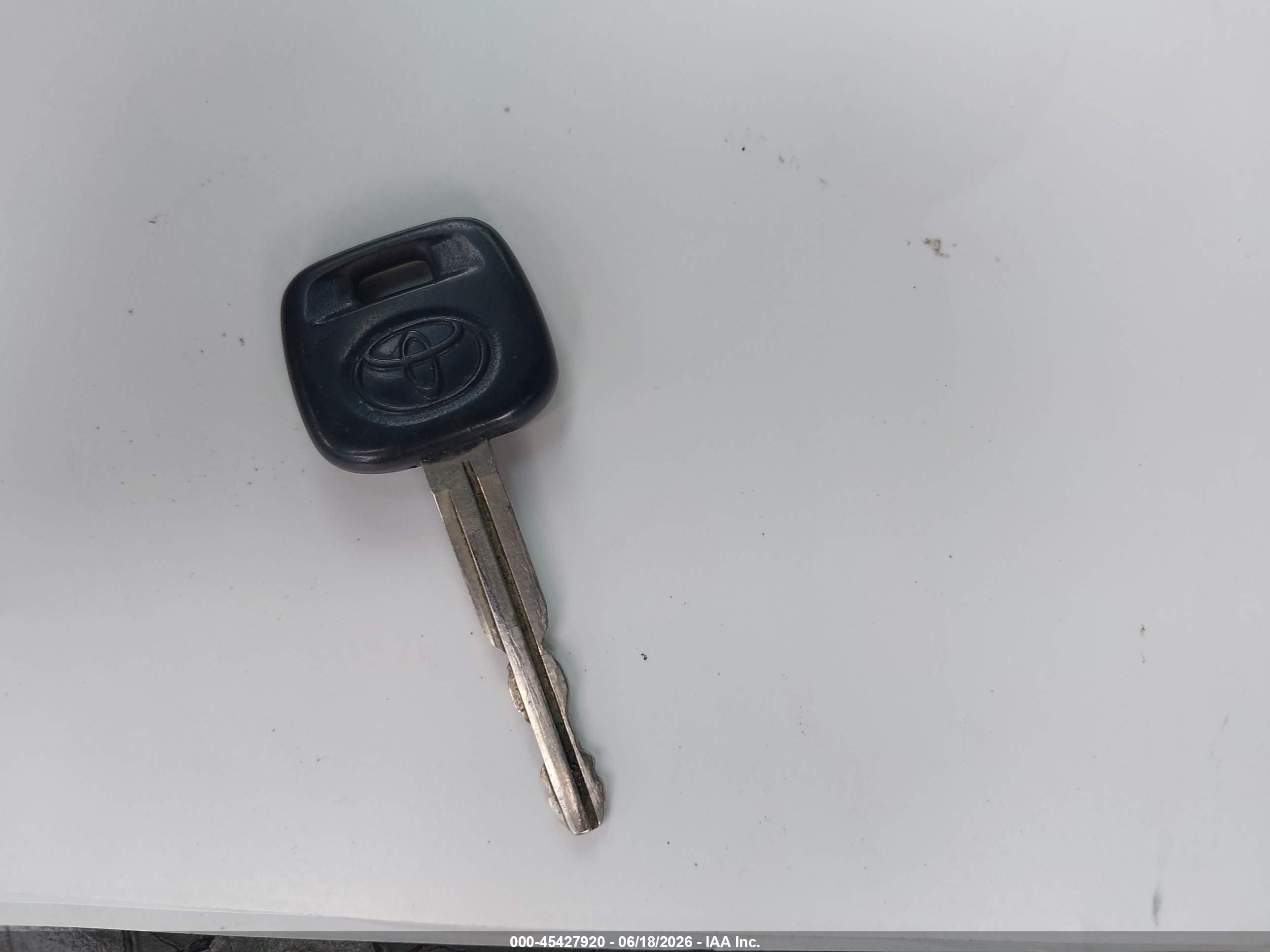 2004 Toyota Camry Le Silver vin: 4T1BE32KX4U352376