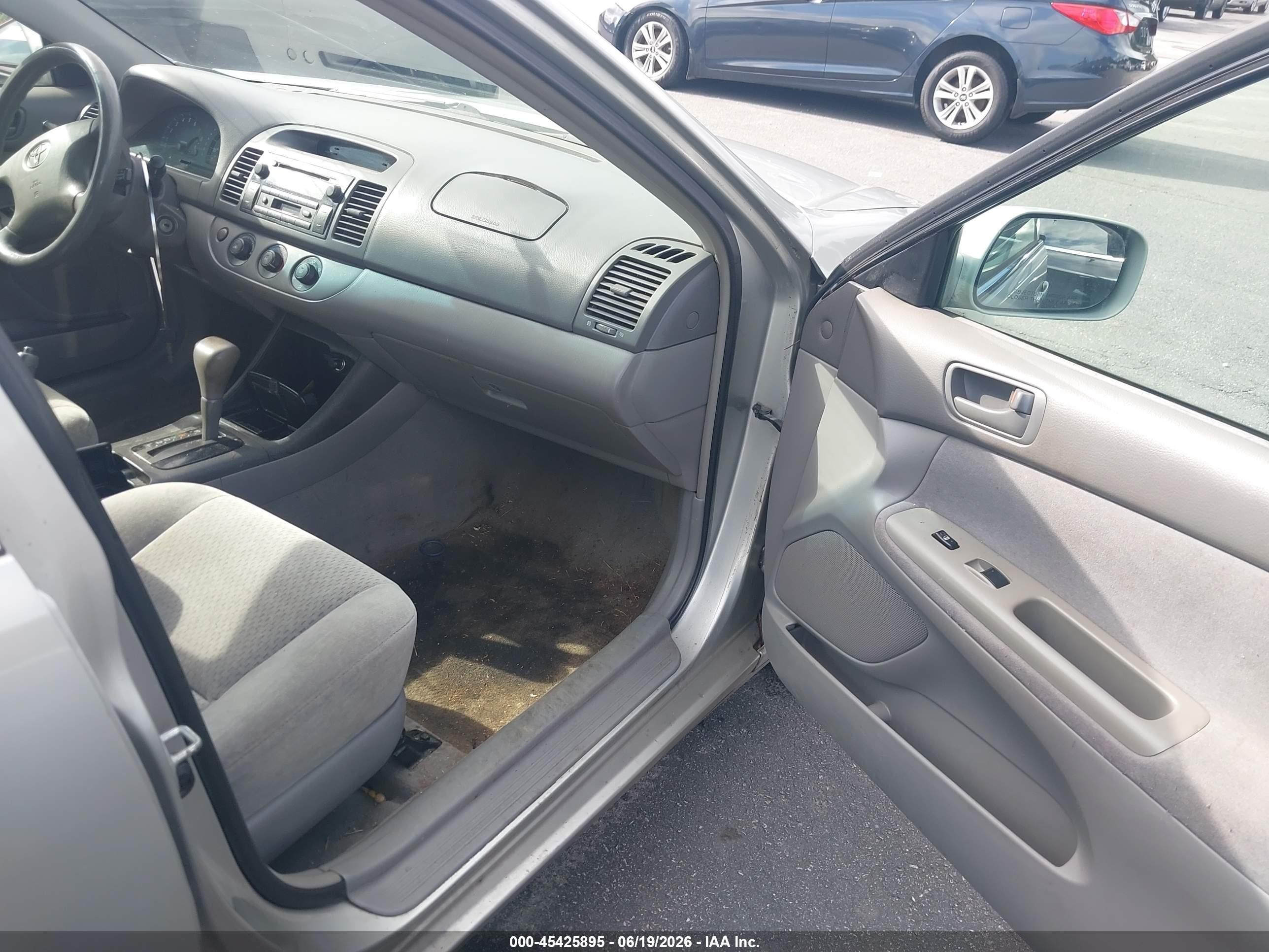 2004 Toyota Camry Le Silver vin: 4T1BE32KX4U839934