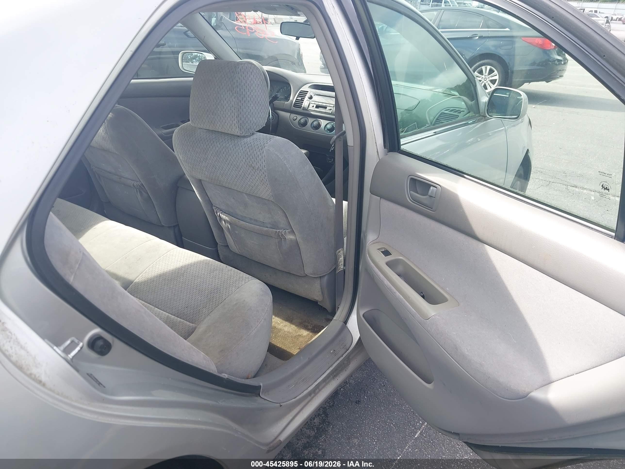 2004 Toyota Camry Le Silver vin: 4T1BE32KX4U839934