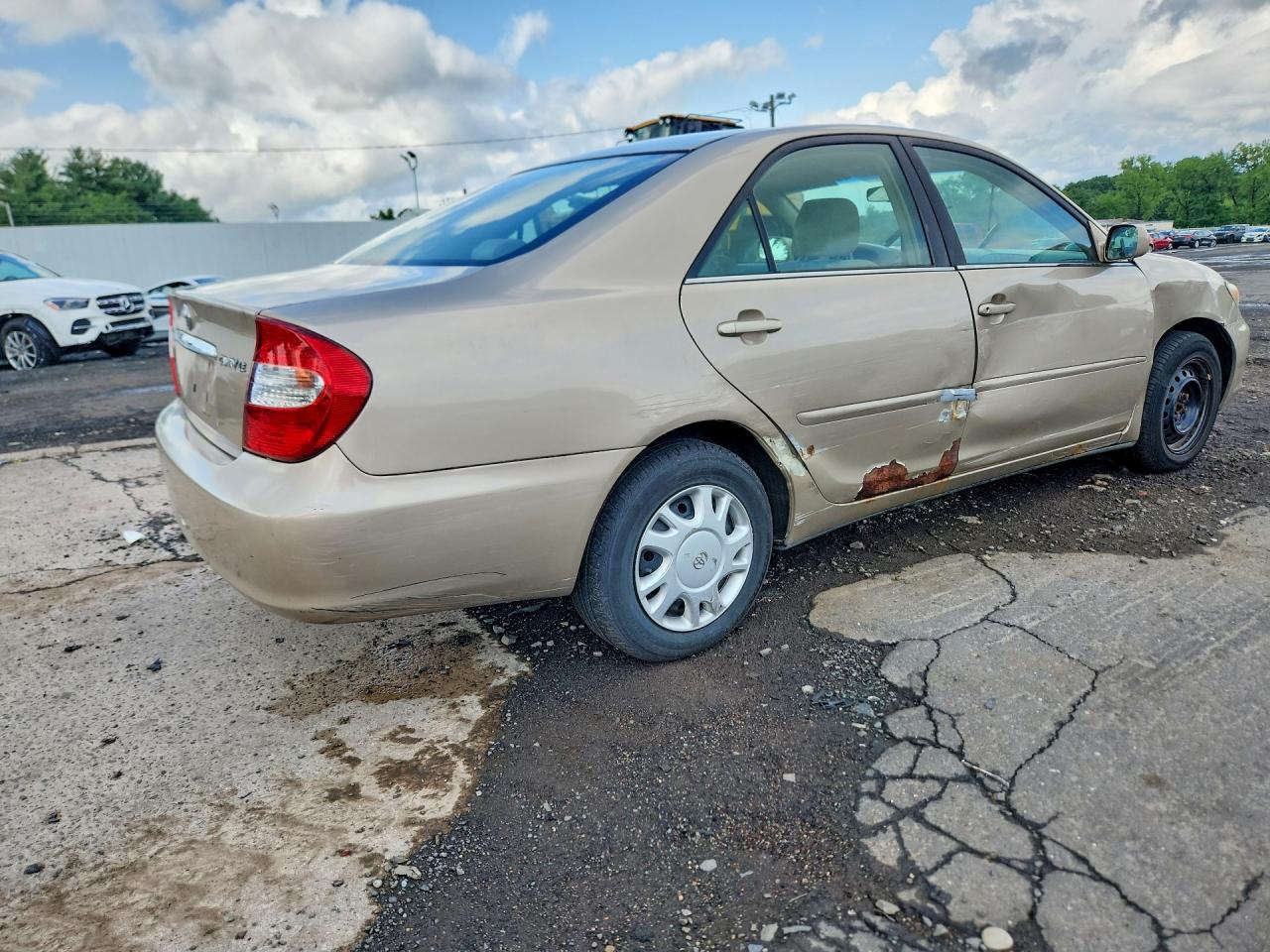 2004 Toyota Camry Le Beige vin: 4T1BE32KX4U867720