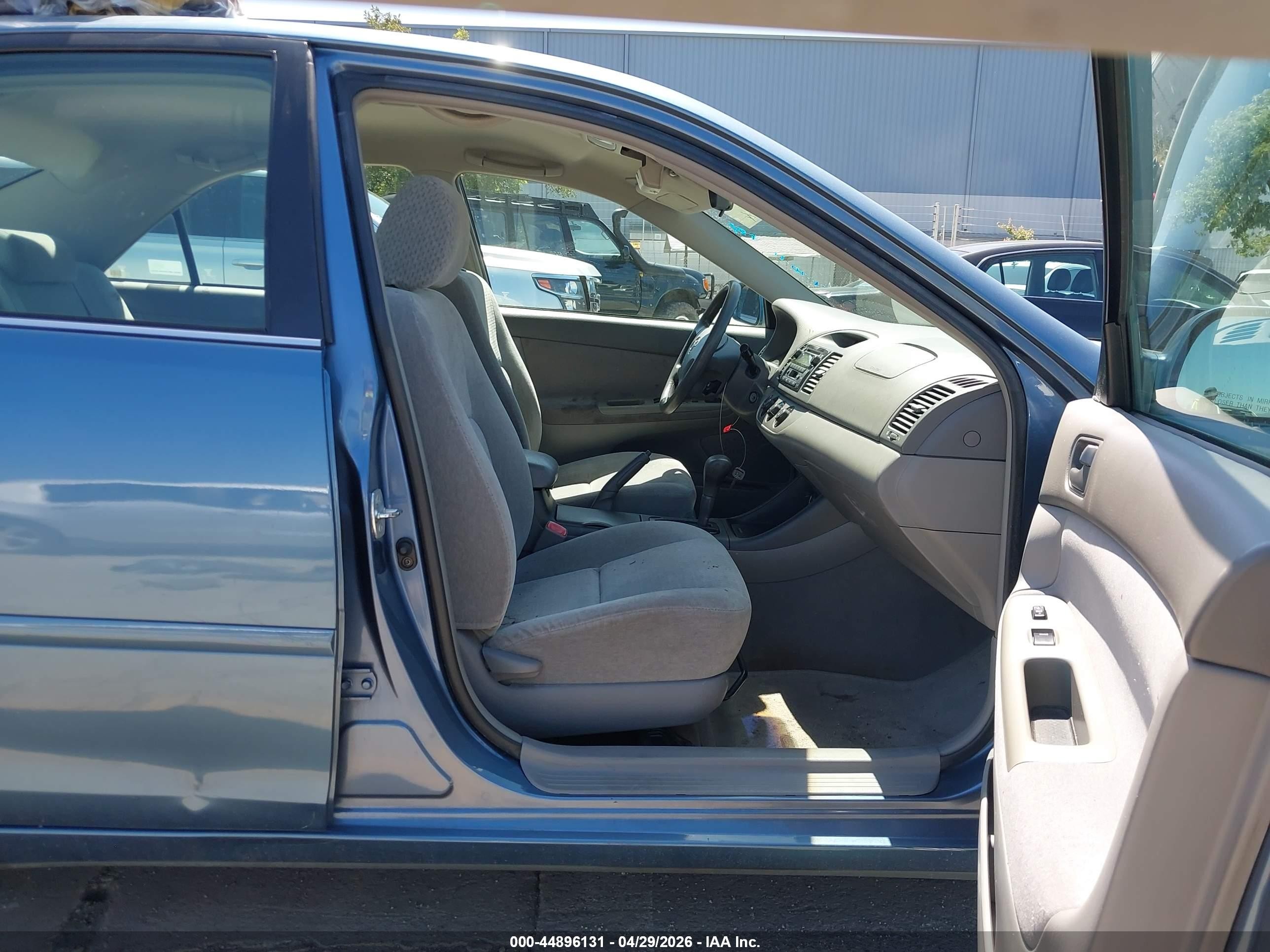2004 Toyota Camry Le Blue vin: 4T1BE32KX4U919878