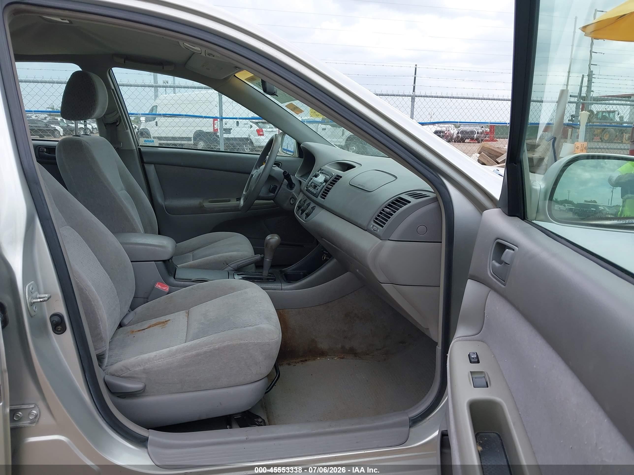 2004 Toyota Camry Le Silver vin: 4T1BE32KX4U930671