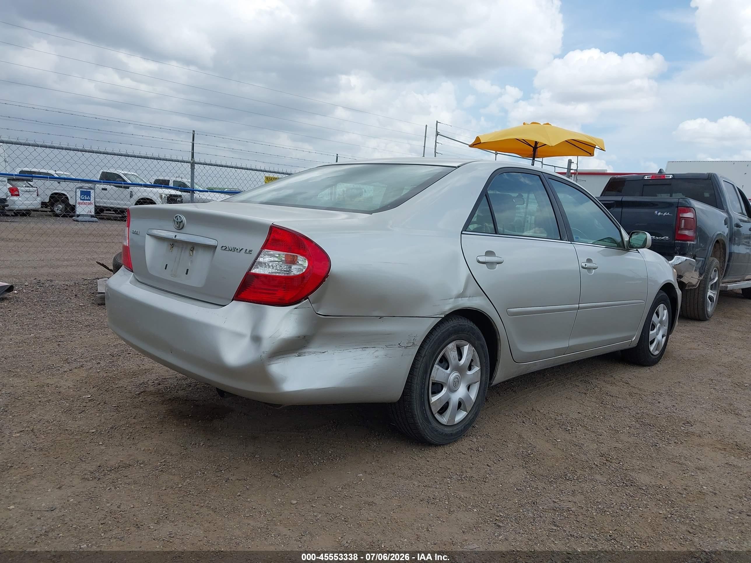 2004 Toyota Camry Le Silver vin: 4T1BE32KX4U930671
