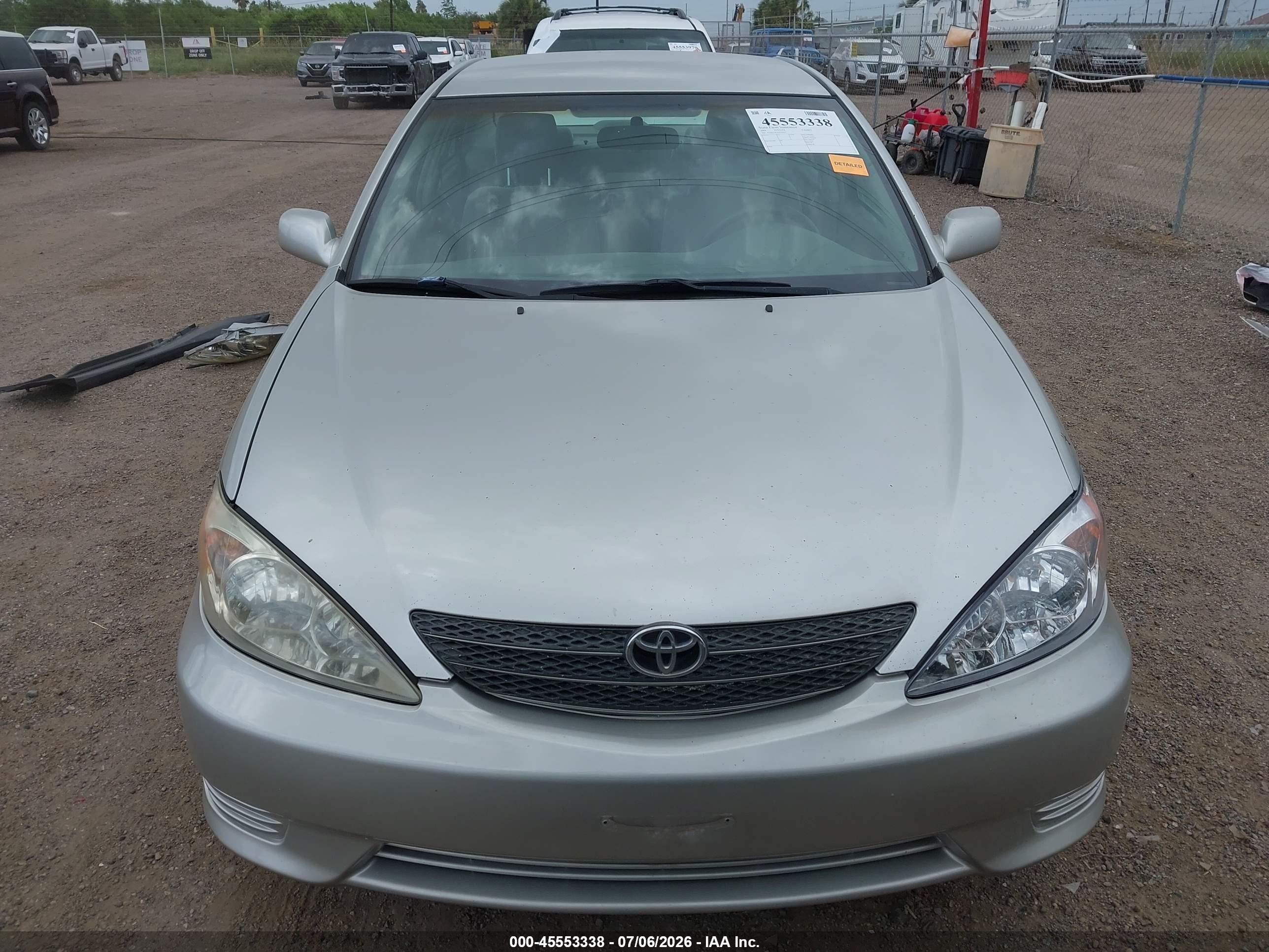2004 Toyota Camry Le Silver vin: 4T1BE32KX4U930671