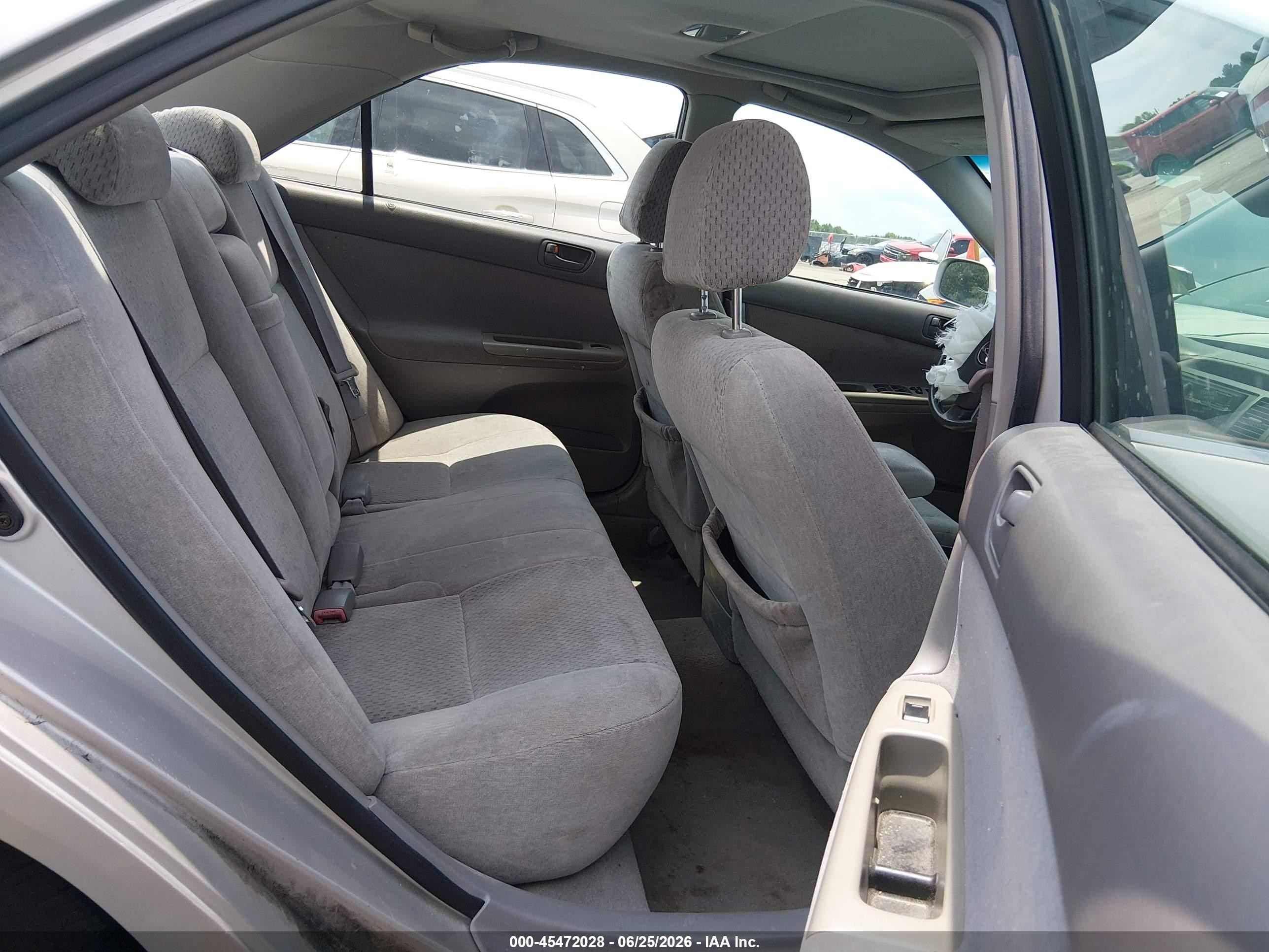 2004 Toyota Camry Le Silver vin: 4T1BE32KX4U931917