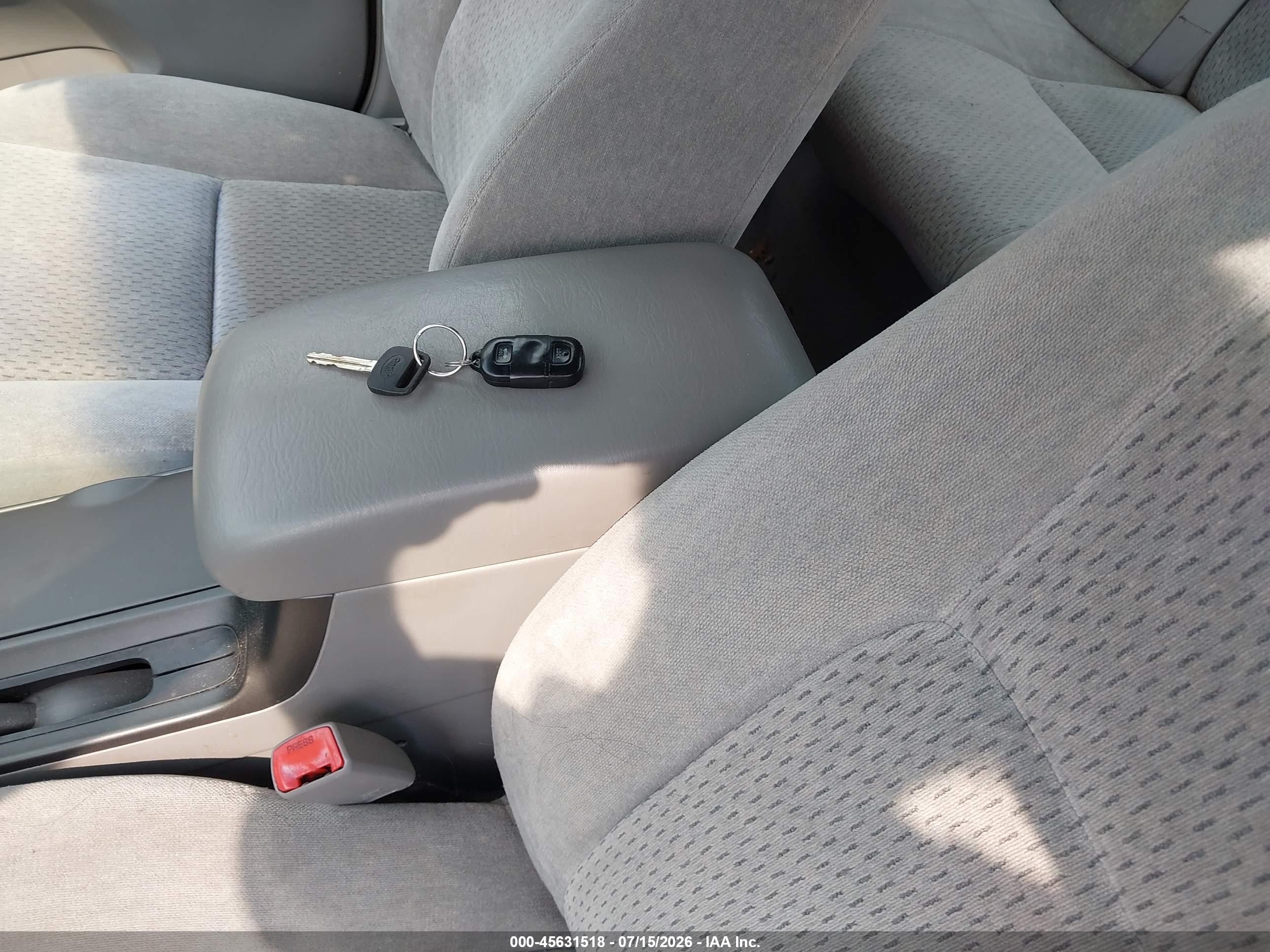2004 Toyota Camry Le Белый vin: 4T1BE32KX4U935532