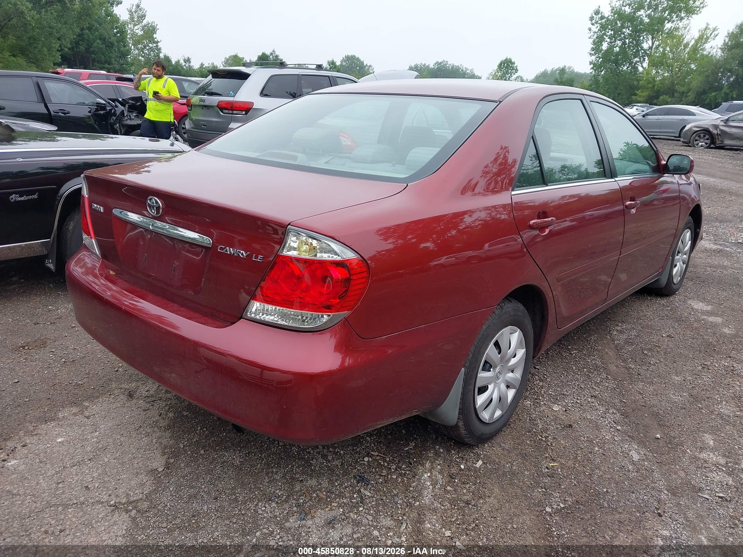 2005 Toyota Camry Le Red vin: 4T1BE32KX5U012954