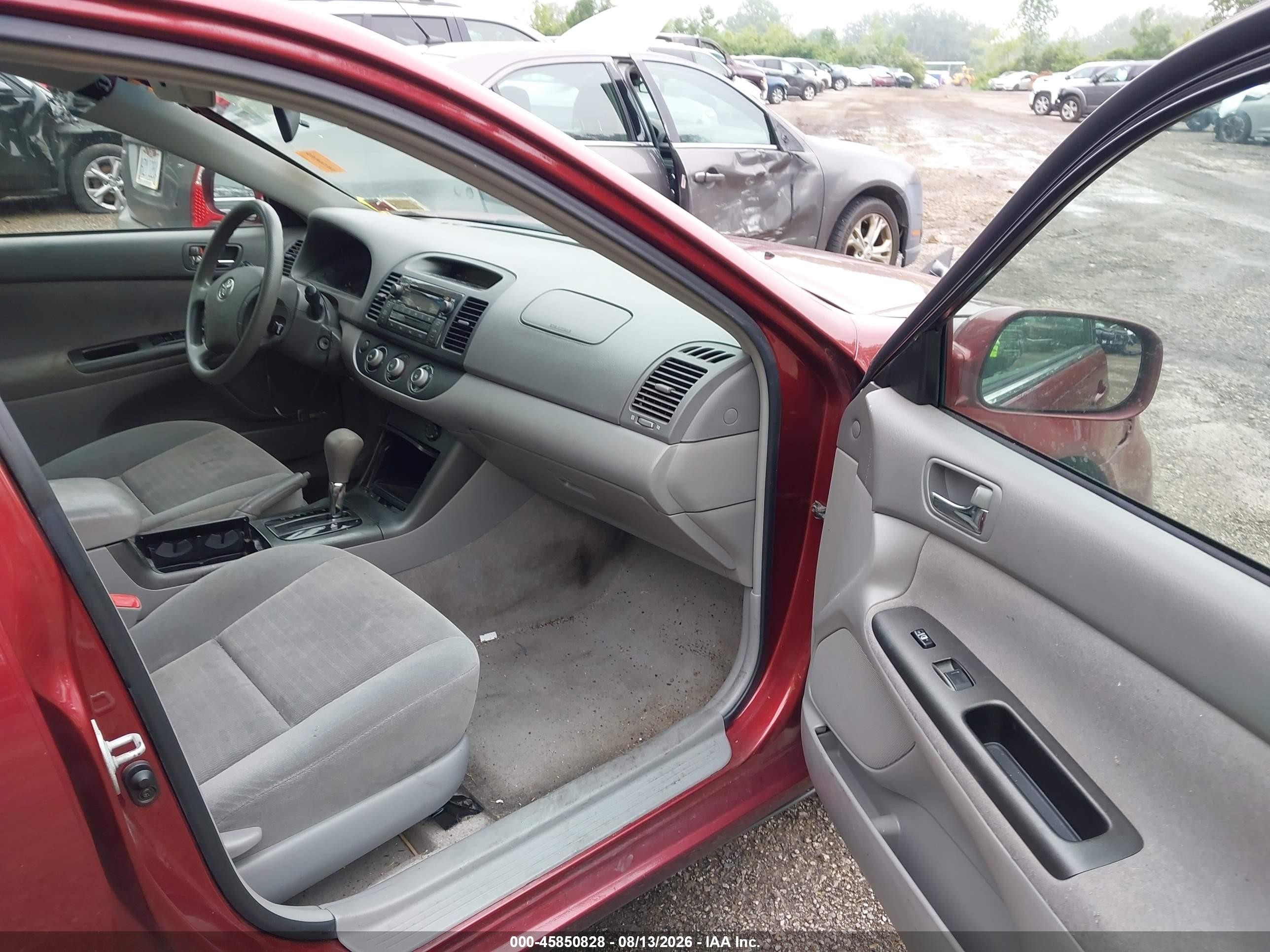 2005 Toyota Camry Le Red vin: 4T1BE32KX5U012954