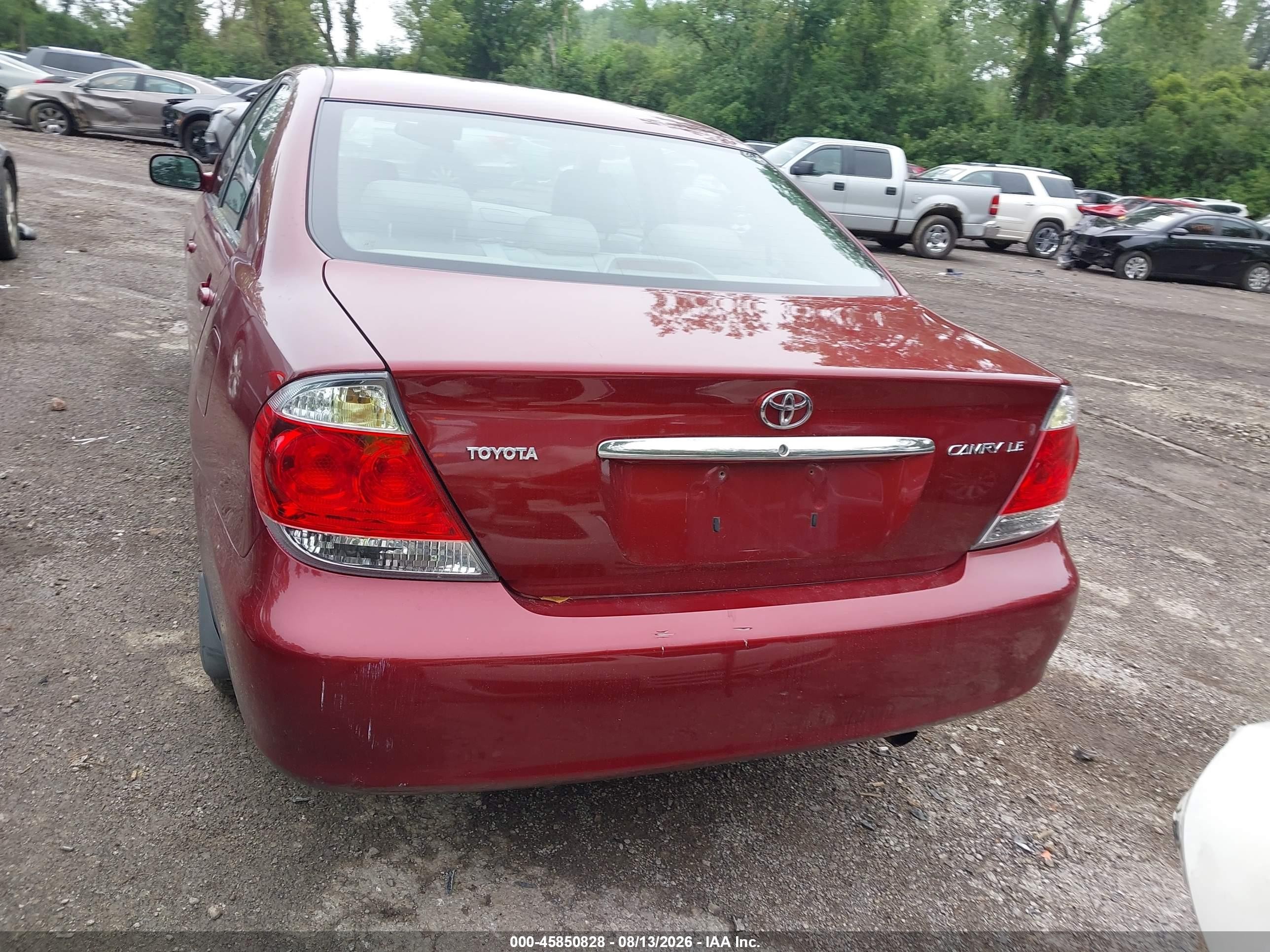 2005 Toyota Camry Le Red vin: 4T1BE32KX5U012954