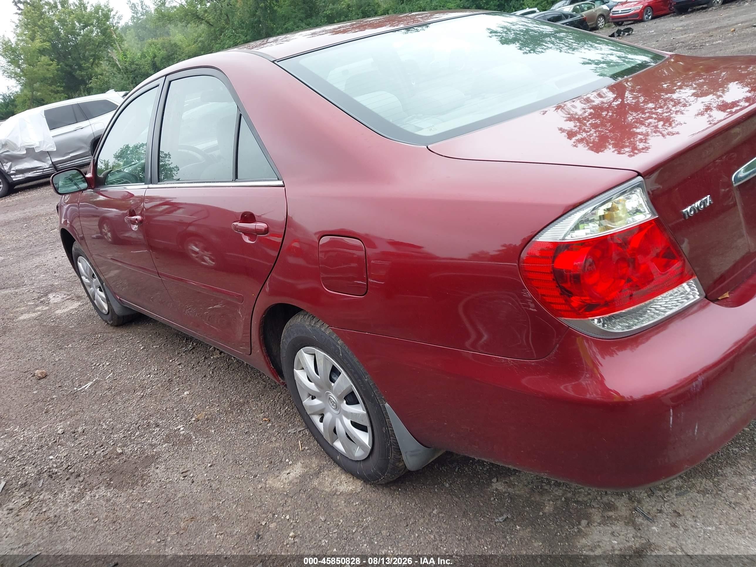 2005 Toyota Camry Le Red vin: 4T1BE32KX5U012954