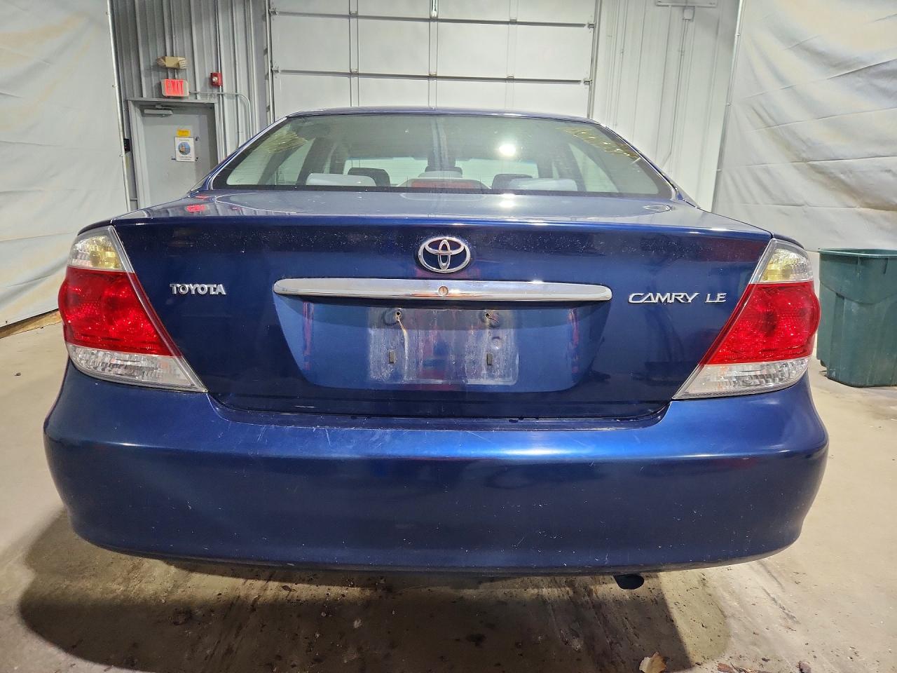 2005 Toyota Camry Le Blue vin: 4T1BE32KX5U016373