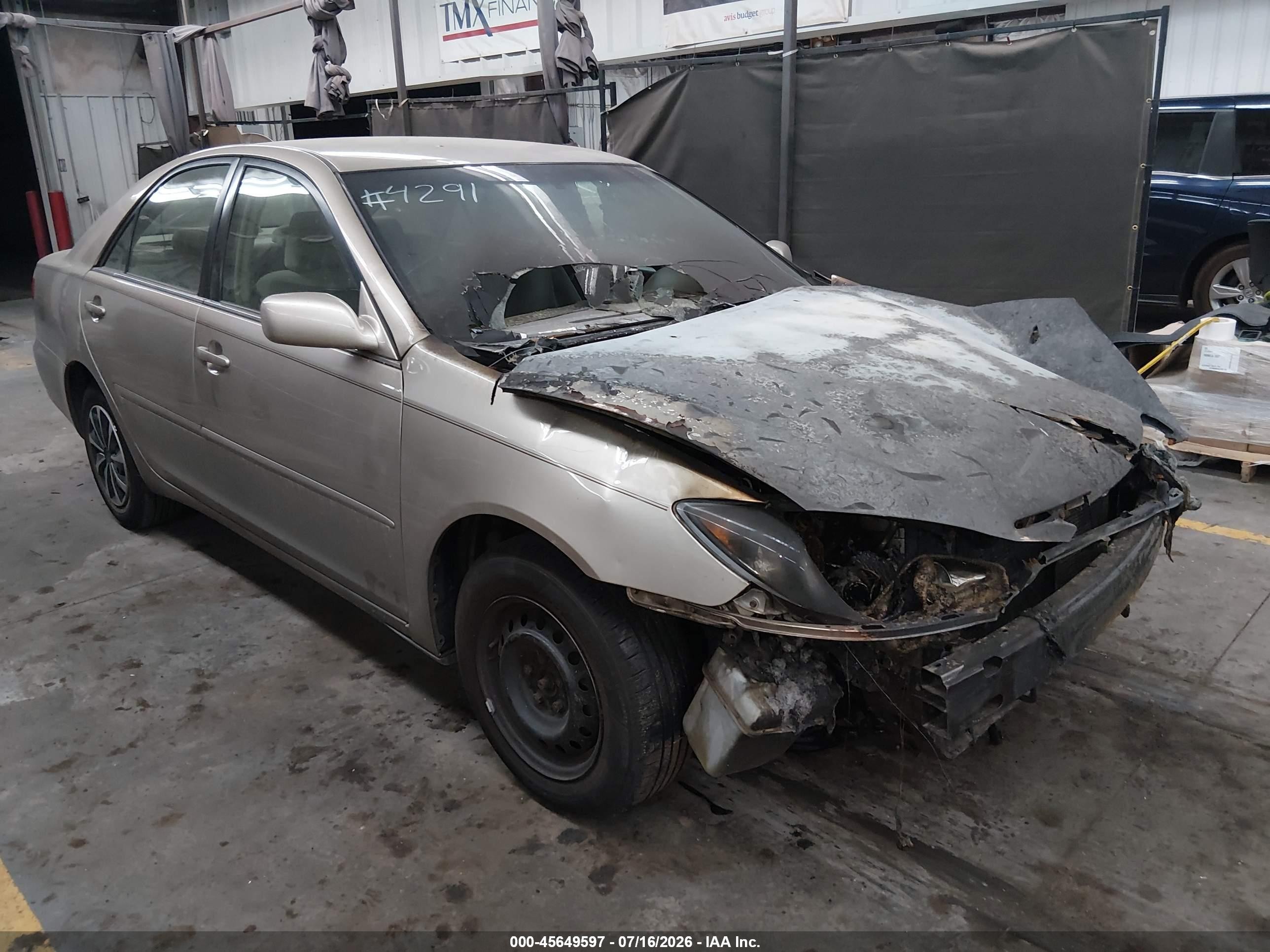 2005 Toyota Camry Le Gold vin: 4T1BE32KX5U034291