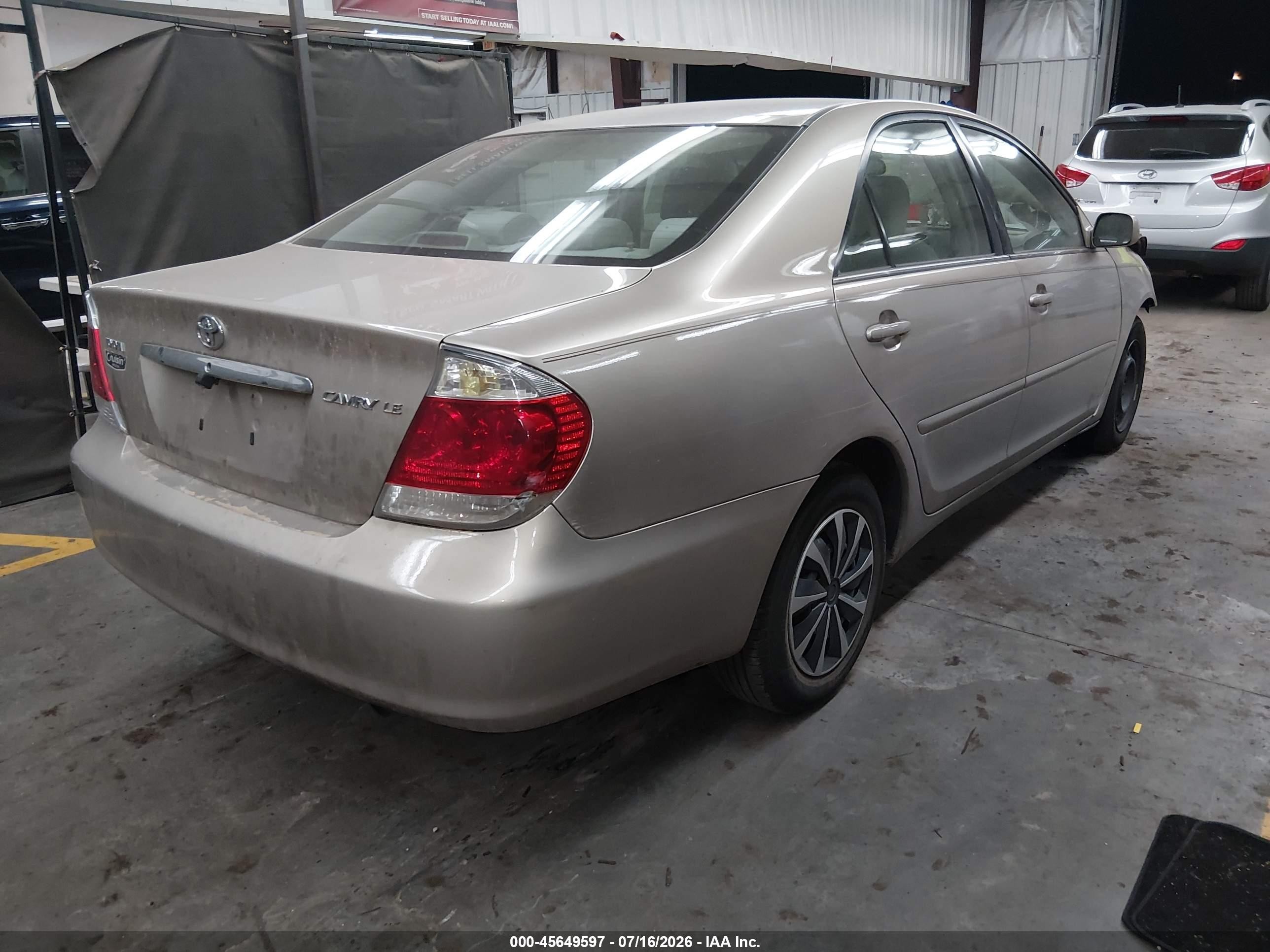 2005 Toyota Camry Le Gold vin: 4T1BE32KX5U034291