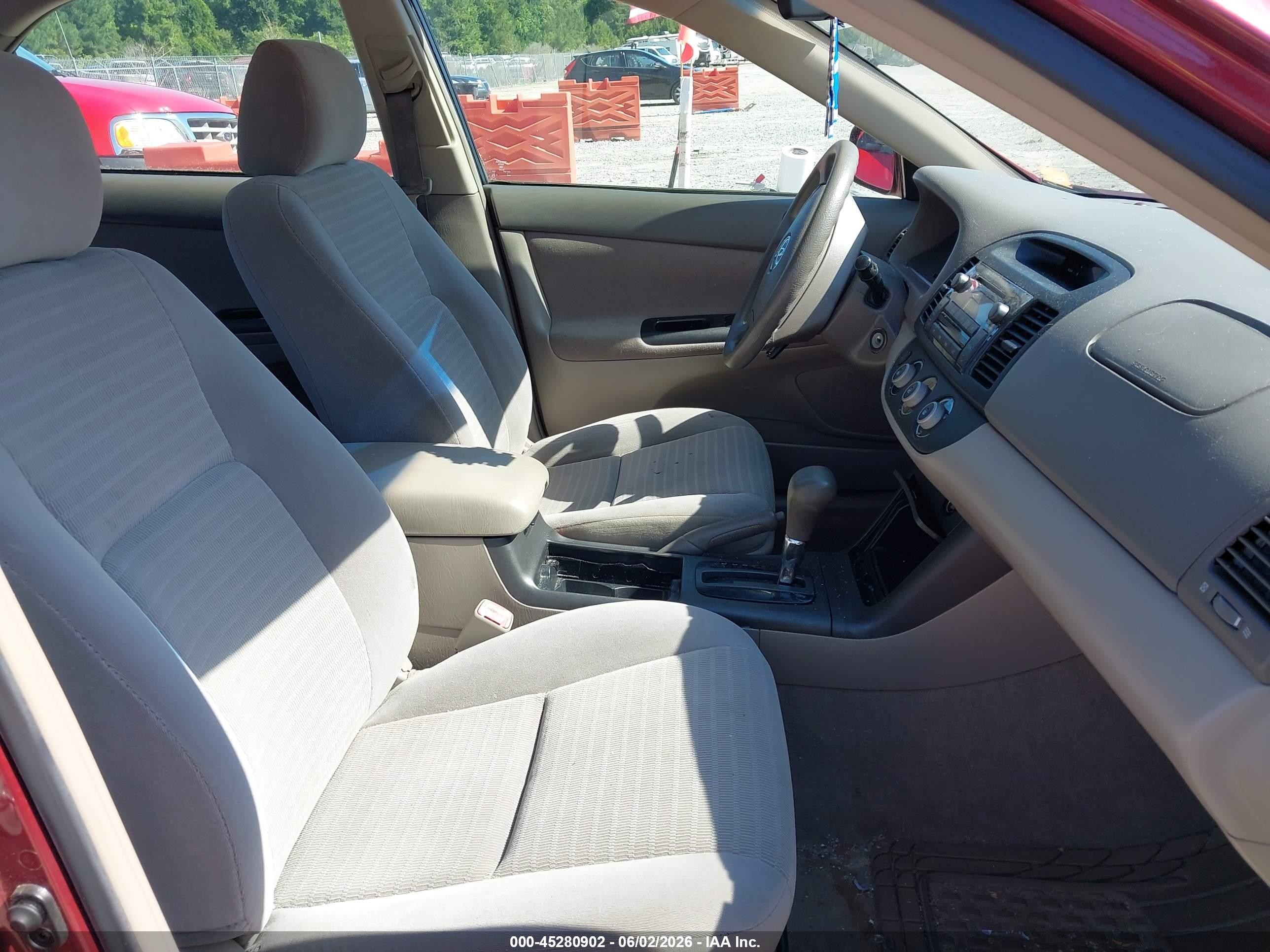 2005 Toyota Camry Le Red vin: 4T1BE32KX5U066402