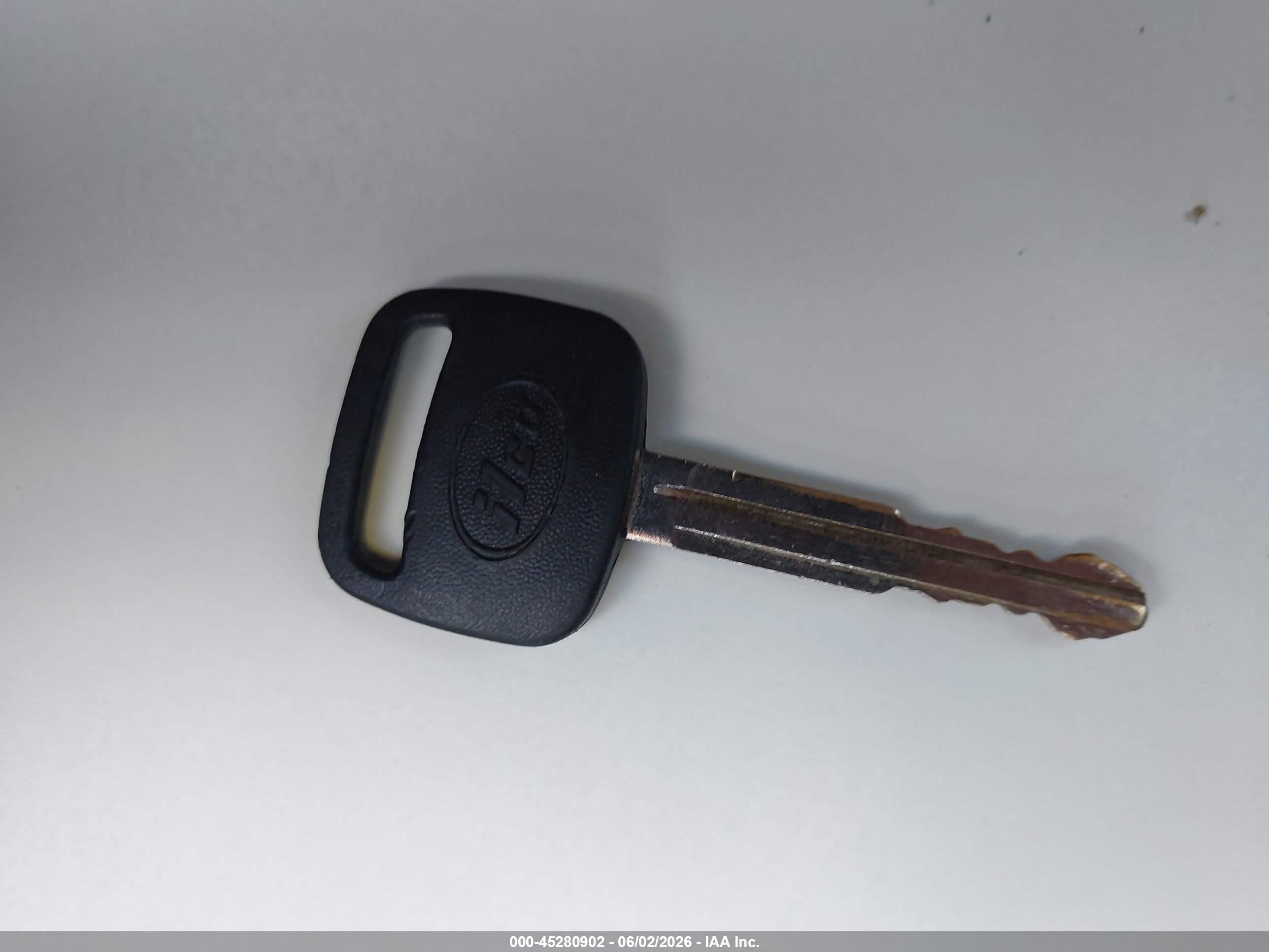 2005 Toyota Camry Le Red vin: 4T1BE32KX5U066402