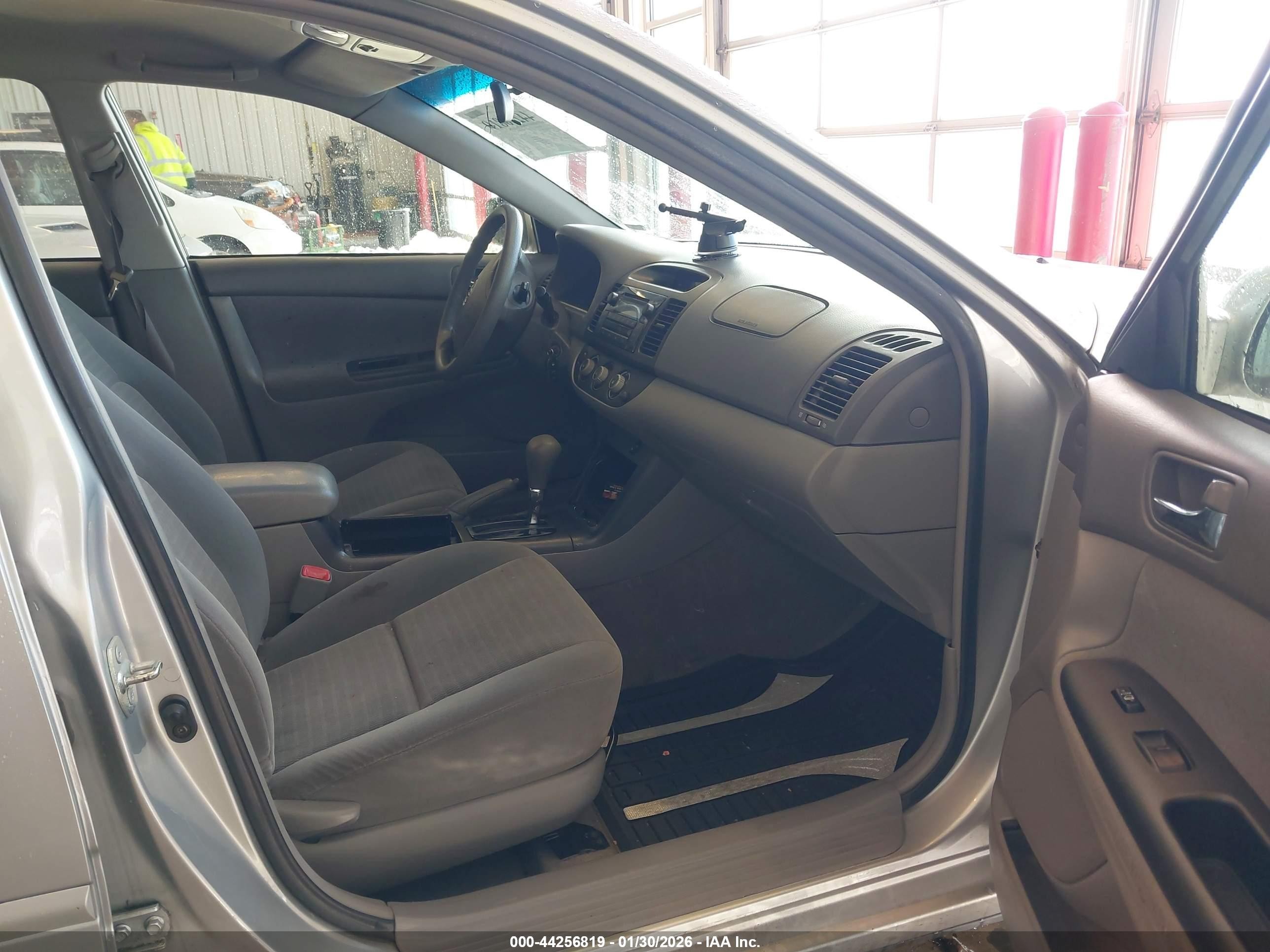 2005 Toyota Camry Le Silver vin: 4T1BE32KX5U066707