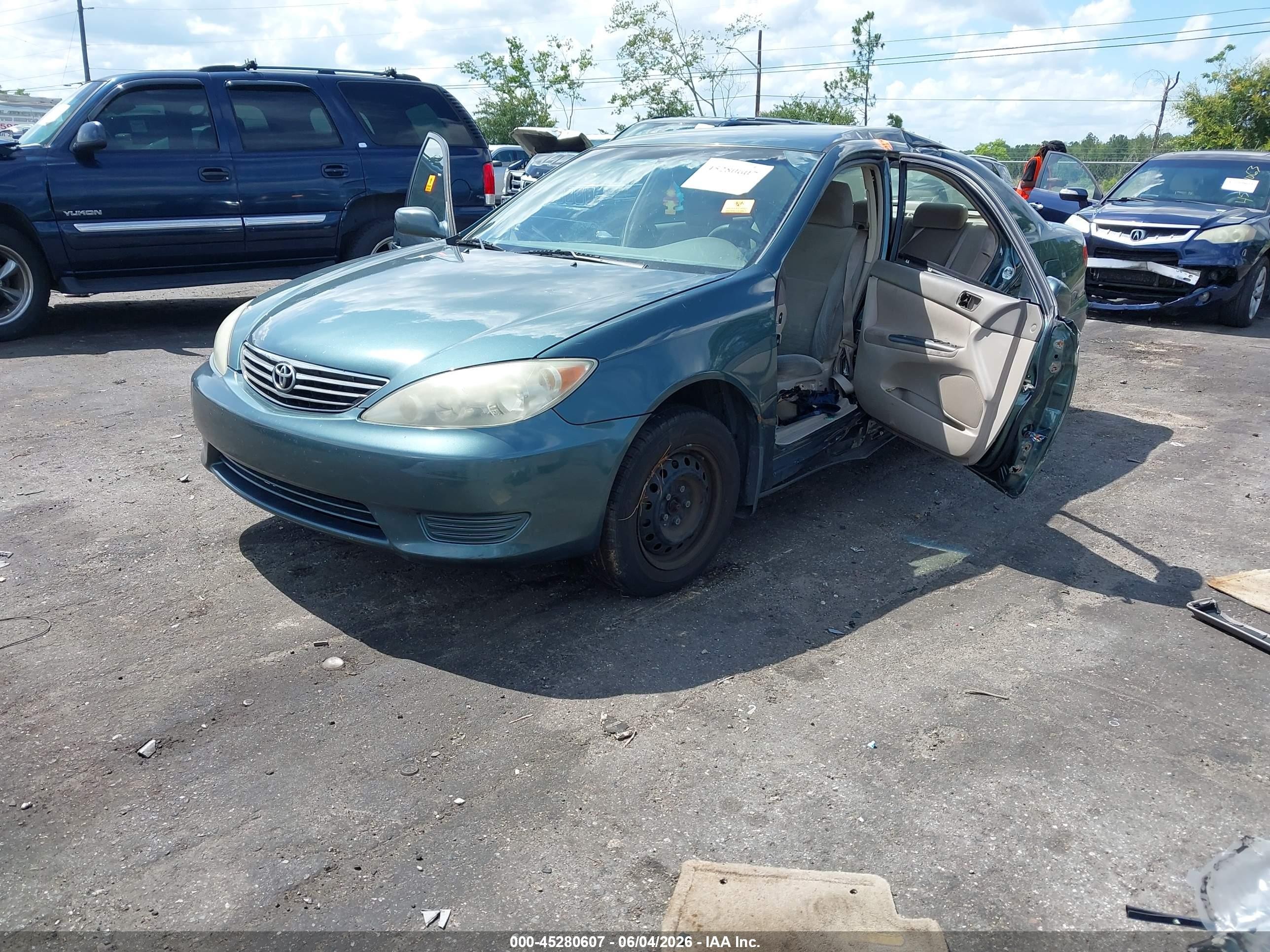 2005 Toyota Camry Le Green vin: 4T1BE32KX5U077559